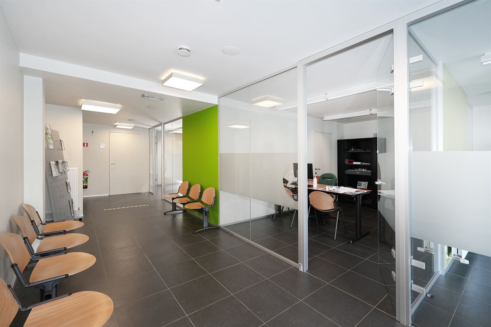 Centraal gelegen handelsglkvl / kantoor met berging! foto 2