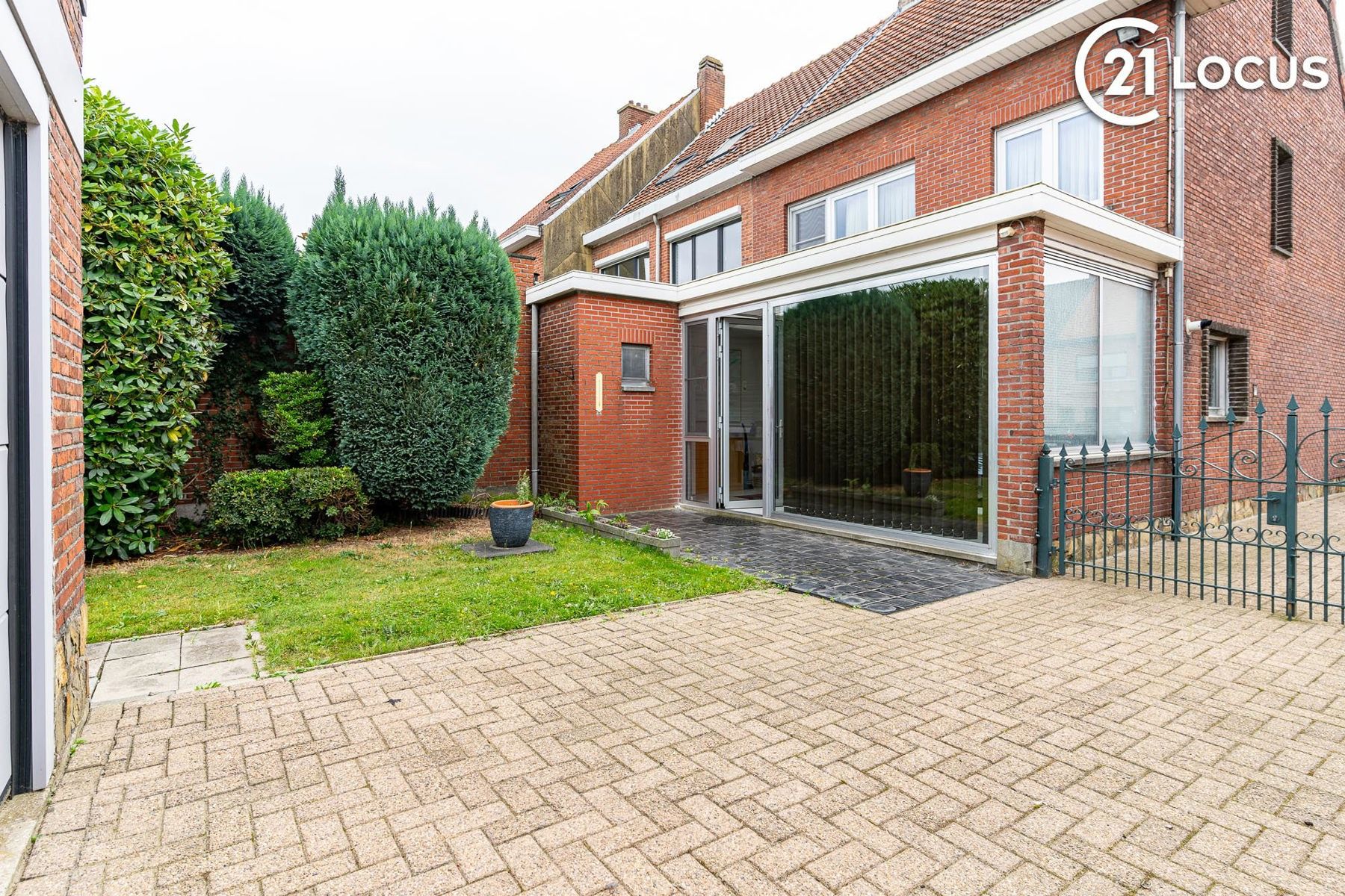 Ruime gezinswoning met oprit, garage en tuin foto 16