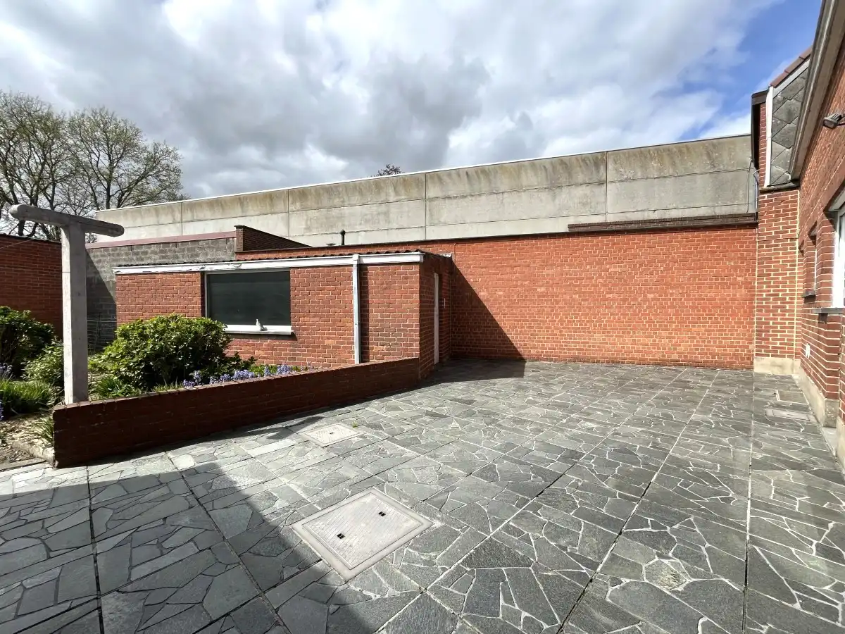 Rumbeke - Te renoveren woning met tuin, garage en uitweg achteraan foto 17