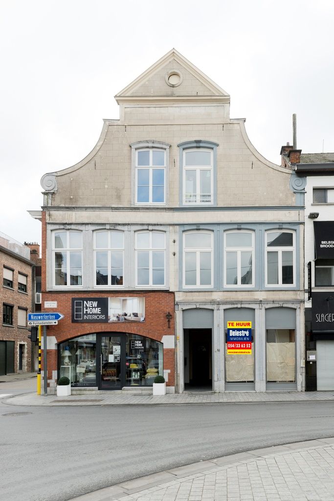 KARAKTERVOL INSTAPKLAAR COMMERCIEEL GELIJKVLOERS  foto {{pictureIndex}}