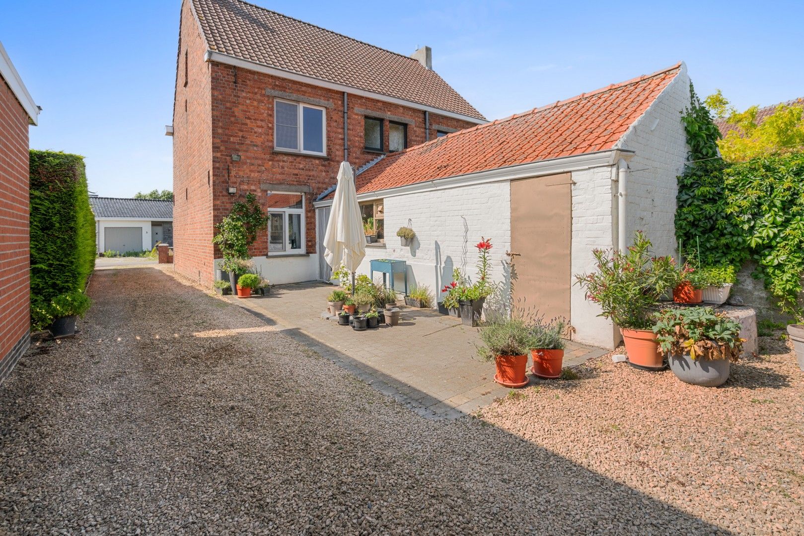Halfopen woning met tuin en garages in het centrum van Nevele! foto 4