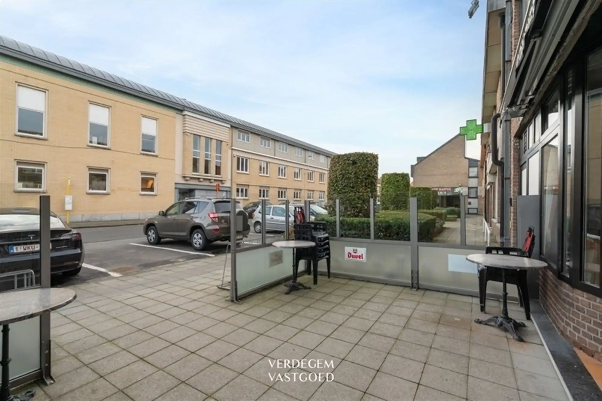 Handelspand met woonst tegenover ziekenhuiscampus Lokeren foto 14