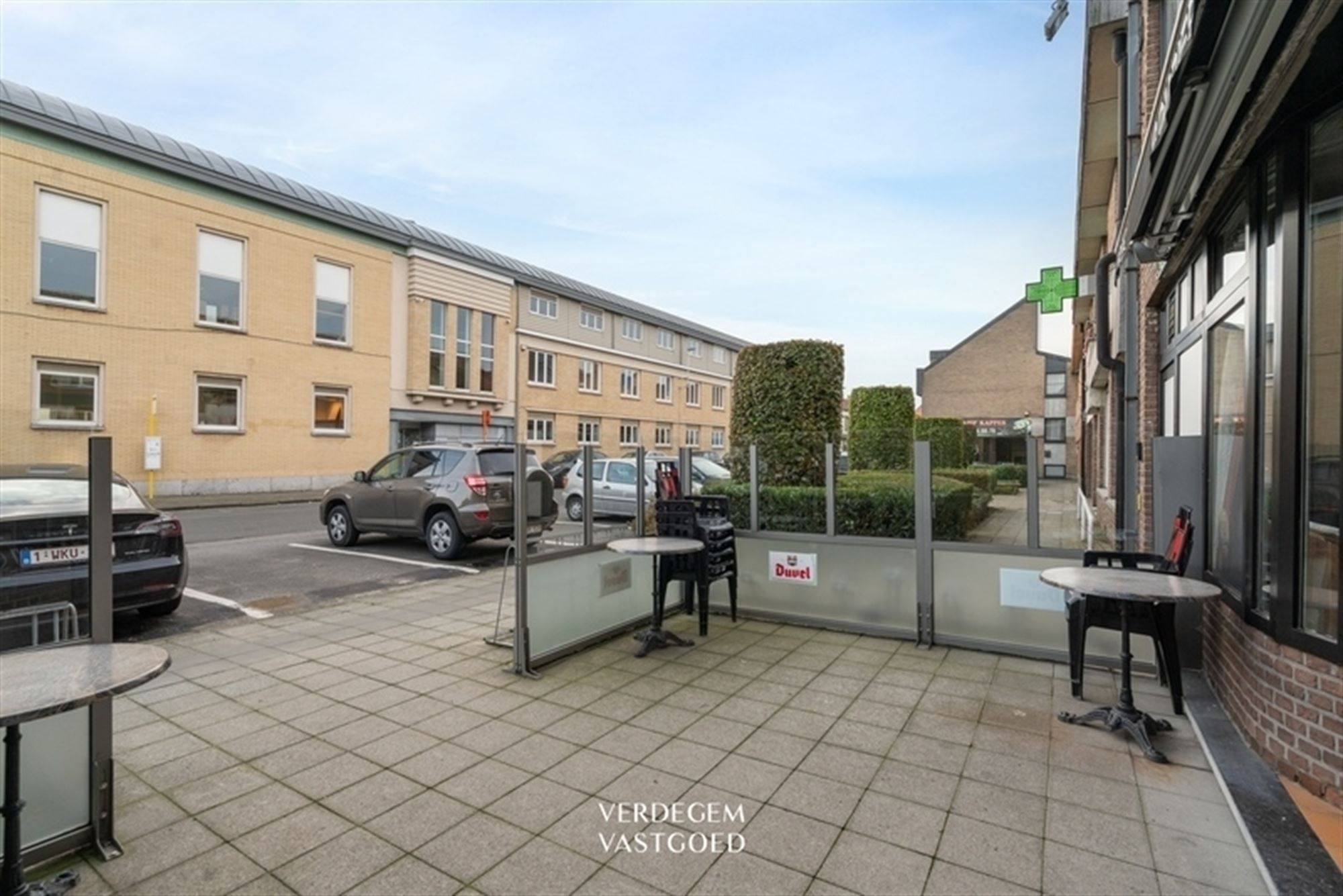 Handelspand met woonst tegenover ziekenhuiscampus Lokeren foto 14