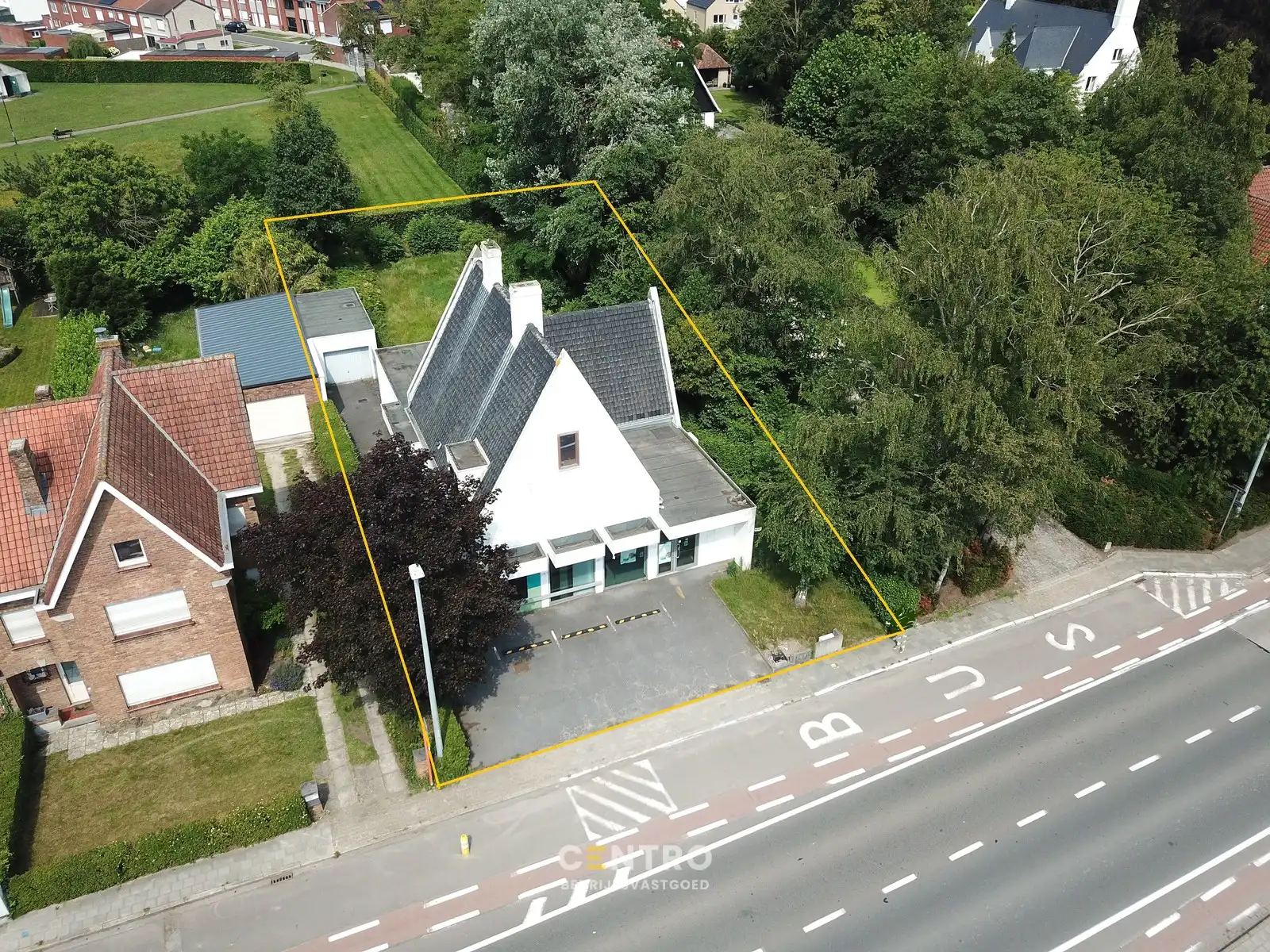 COMMERCIEEL gelegen KANTOORGEBOUW met veel visibiliteit en parkeergelegenheid voor de deur. foto {{pictureIndex}}