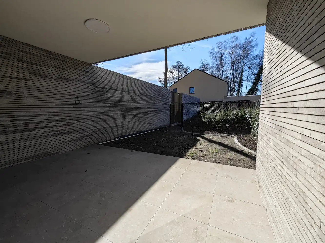 High-end nieuwbouw-appartement met ruim terras, privétuintje, parking en ruime buitenberging foto 4