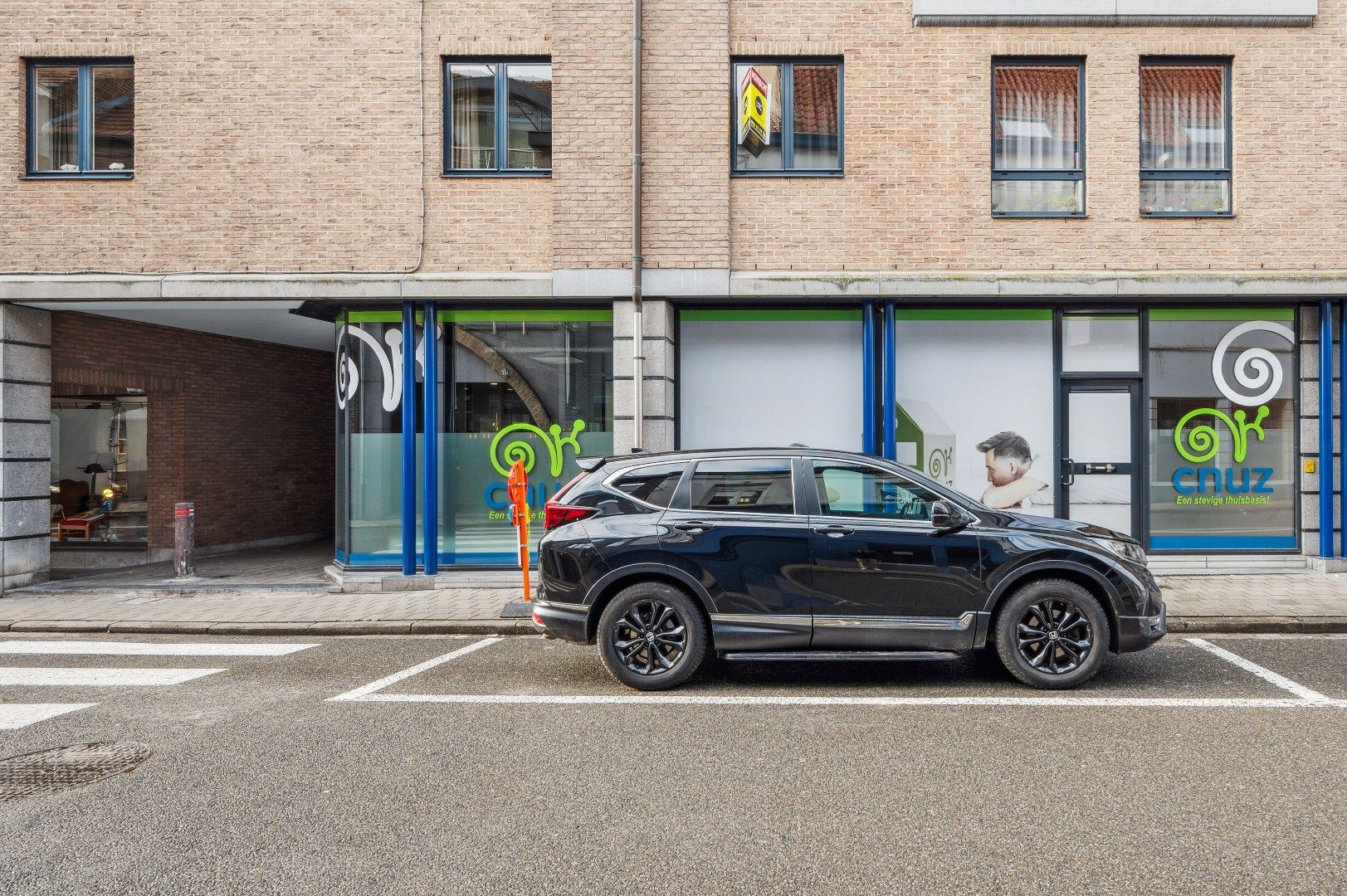 Handelspand met goede zichtbaarheid pal in het centrum aan de grote parking. foto 4