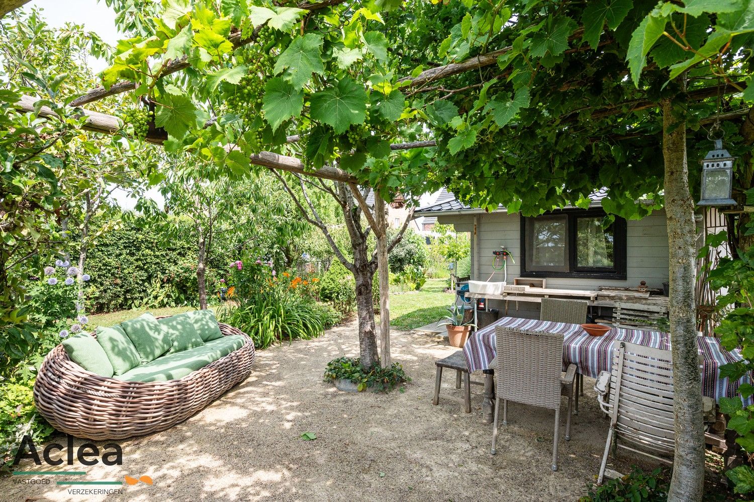 Halfopen bebouwing met weelderige tuin foto 18