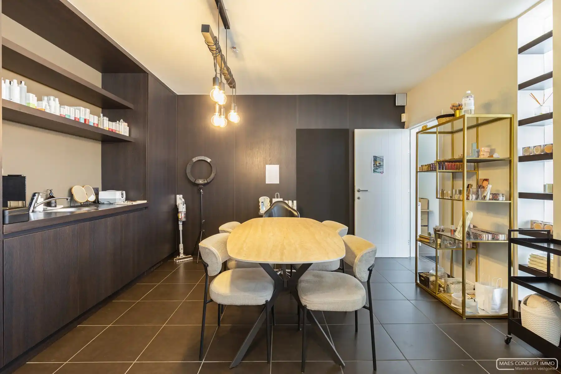 Investeringsopportuniteit - 2 verhuurde handelspanden en appartement te koop in Waregem foto 3
