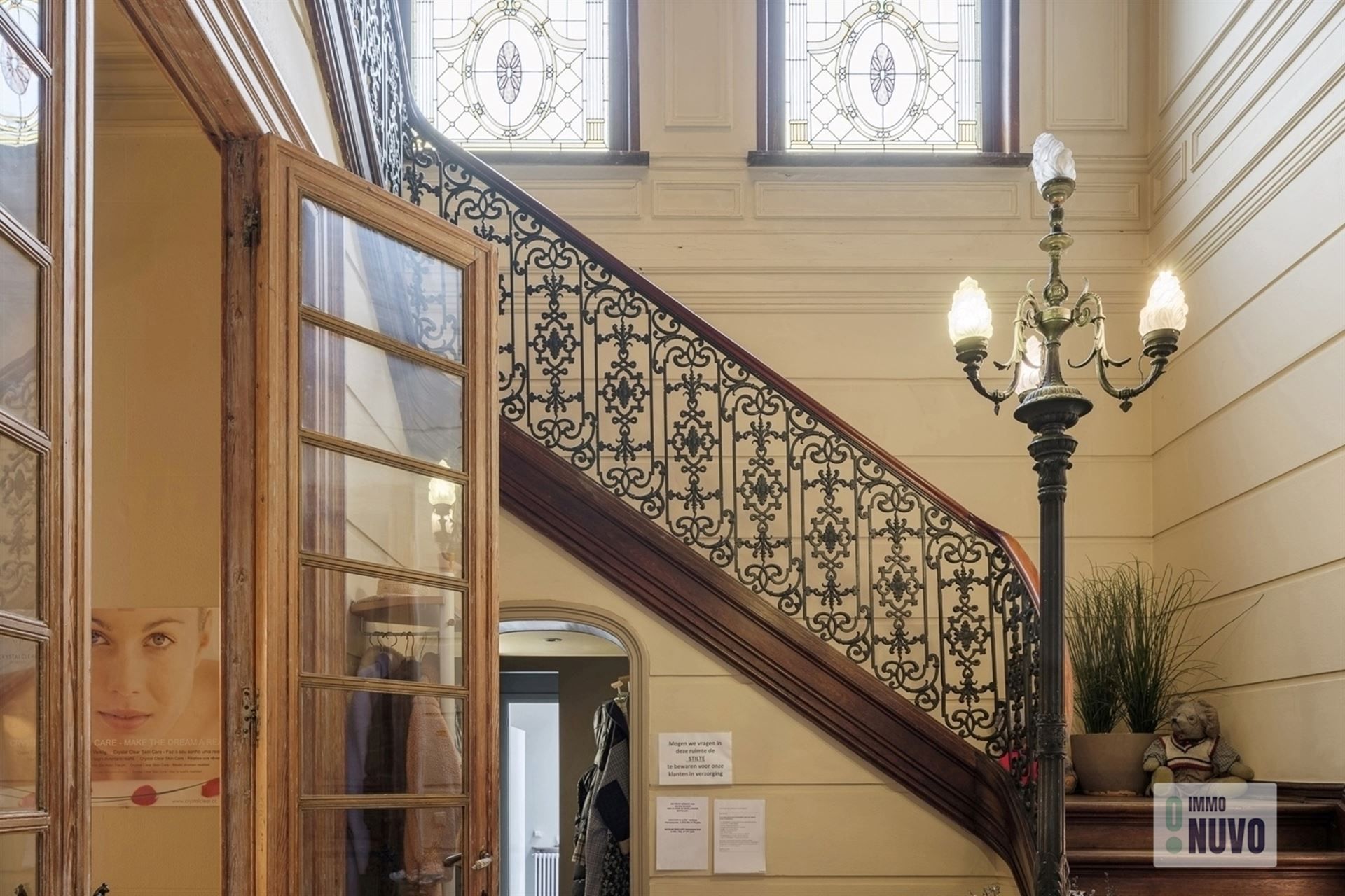 Exclusief herenhuis met handelspand op toplocatie te Aalst. foto {{pictureIndex}}