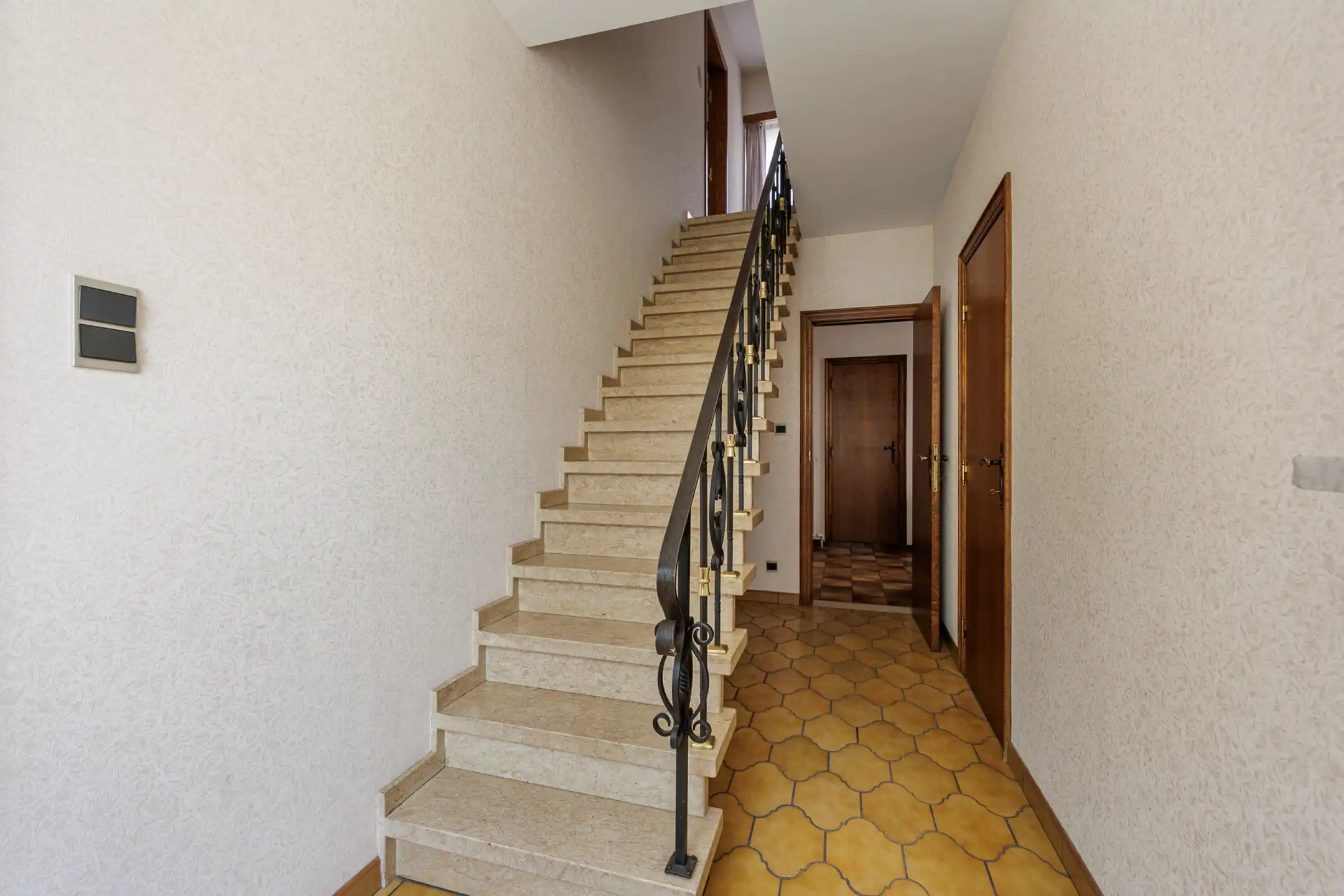 Te renoveren 3slpk-woning met 2 garages & tuin nabij centrum foto 9