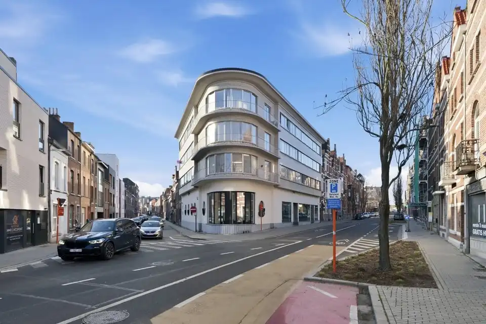 LICHTRIJK APPARTEMENT MET 2 SLKS IN HET CENTRUM VAN SINT-TRUIDEN foto {{pictureIndex}}