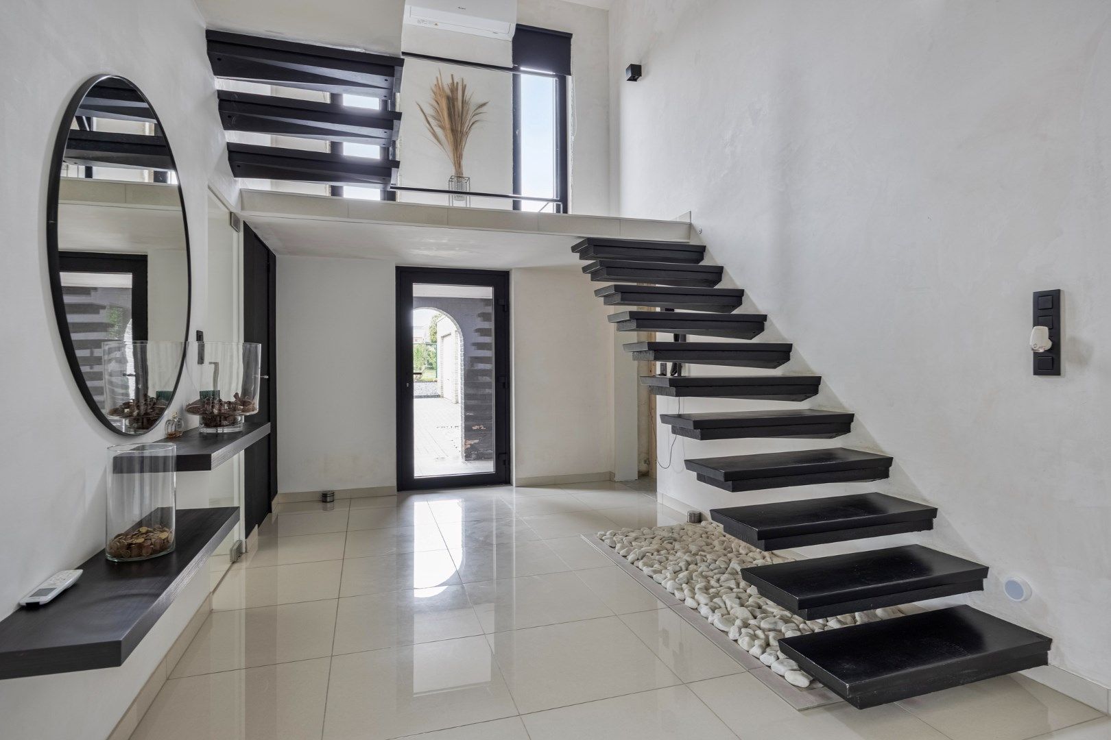 Vernieuwde woning met 319 m² woonplezier in het rustige Nerem foto 3