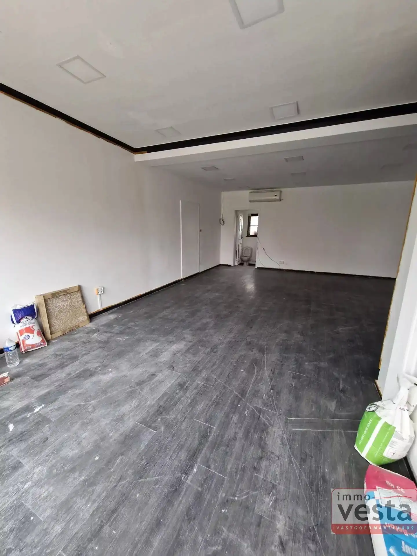 Handelspand met winkelruimte en parking foto 3