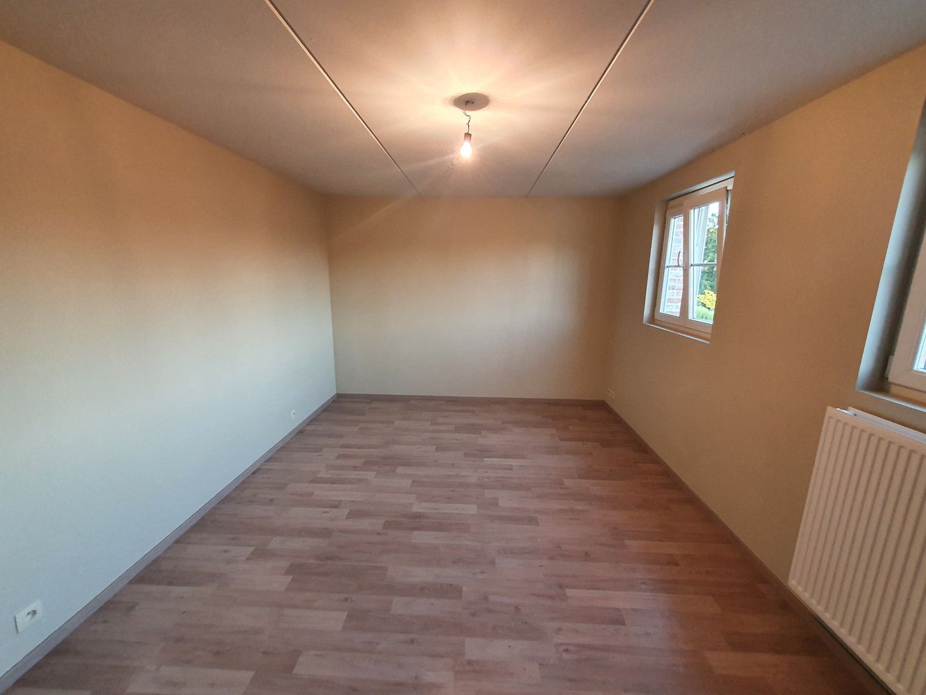 Kwalitatieve, ruime pastorijwoning op 4a50, 4 ruime slpk, bad en douche. Dubbele garage. foto 9
