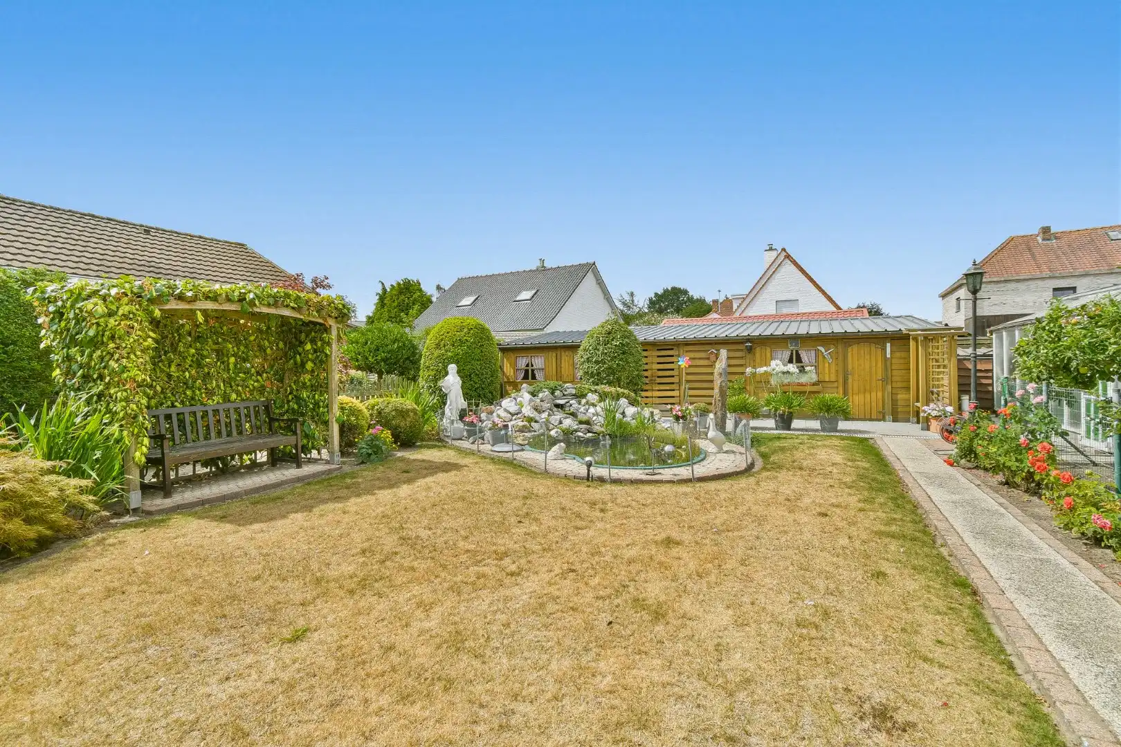 Alleenstaande villa op ruim perceel van 854 m2 in rustige woonwijk te Gistel foto 25