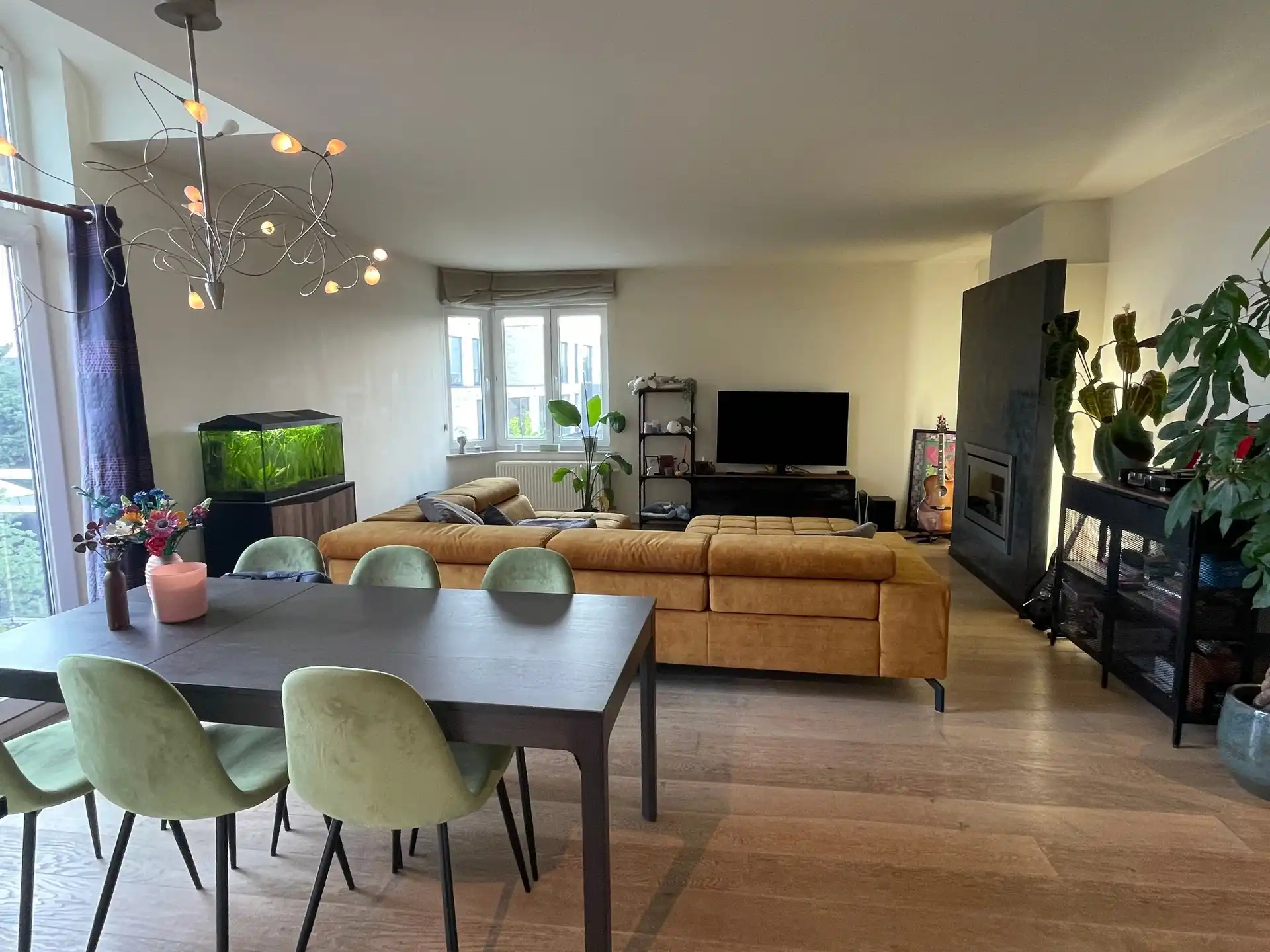 Gunstig gelegen en uitzonderlijk ruim gezellig appartement. foto 2