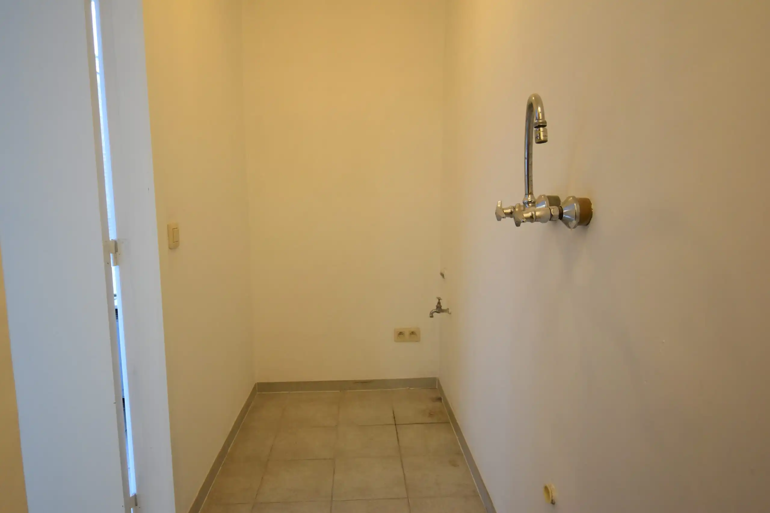 Instapklaar gelijkvloers appartement te huur in hartje Nieuwkerken foto 7