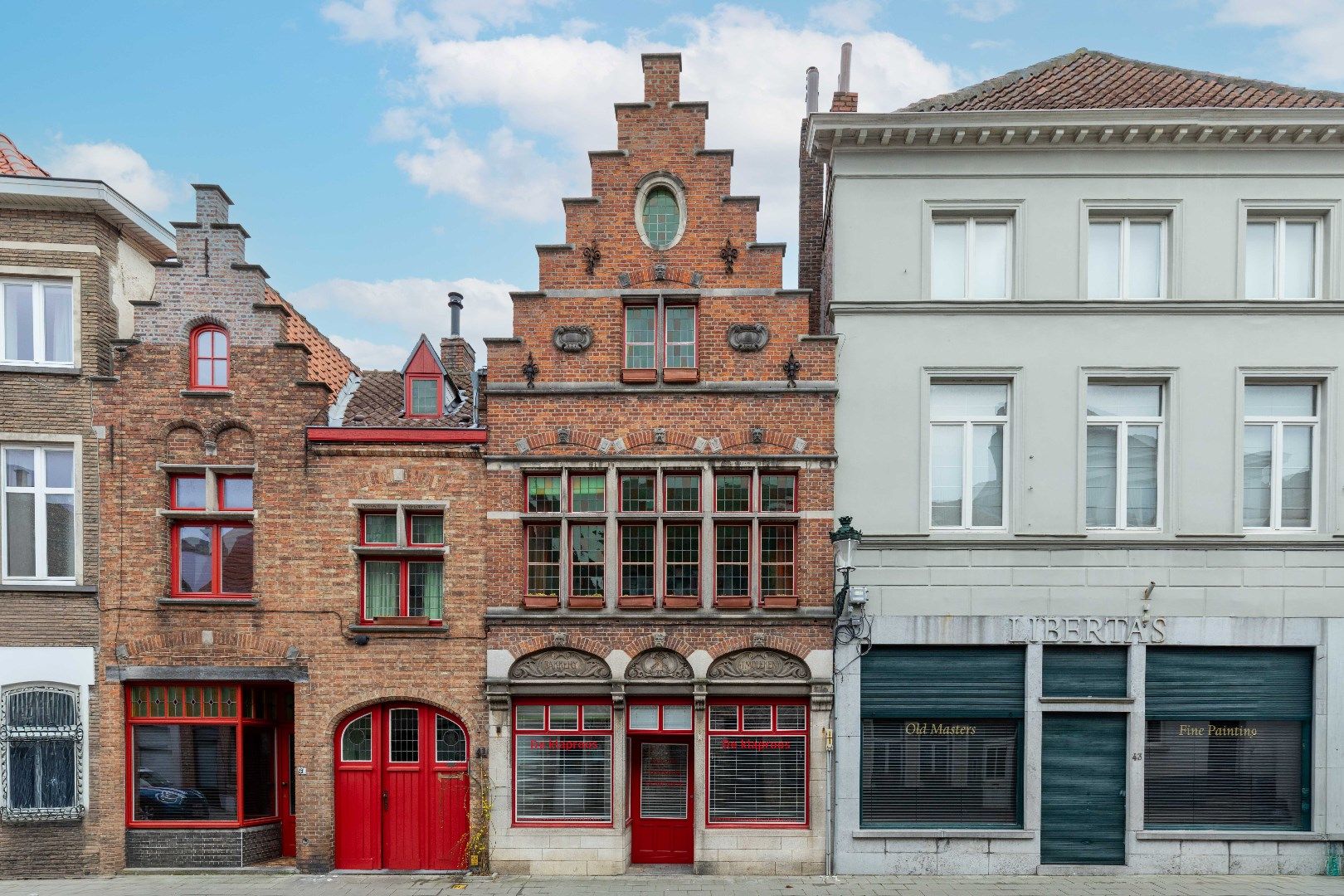 Handelspand met duplex appartement in het centrum van Brugge.  foto {{pictureIndex}}