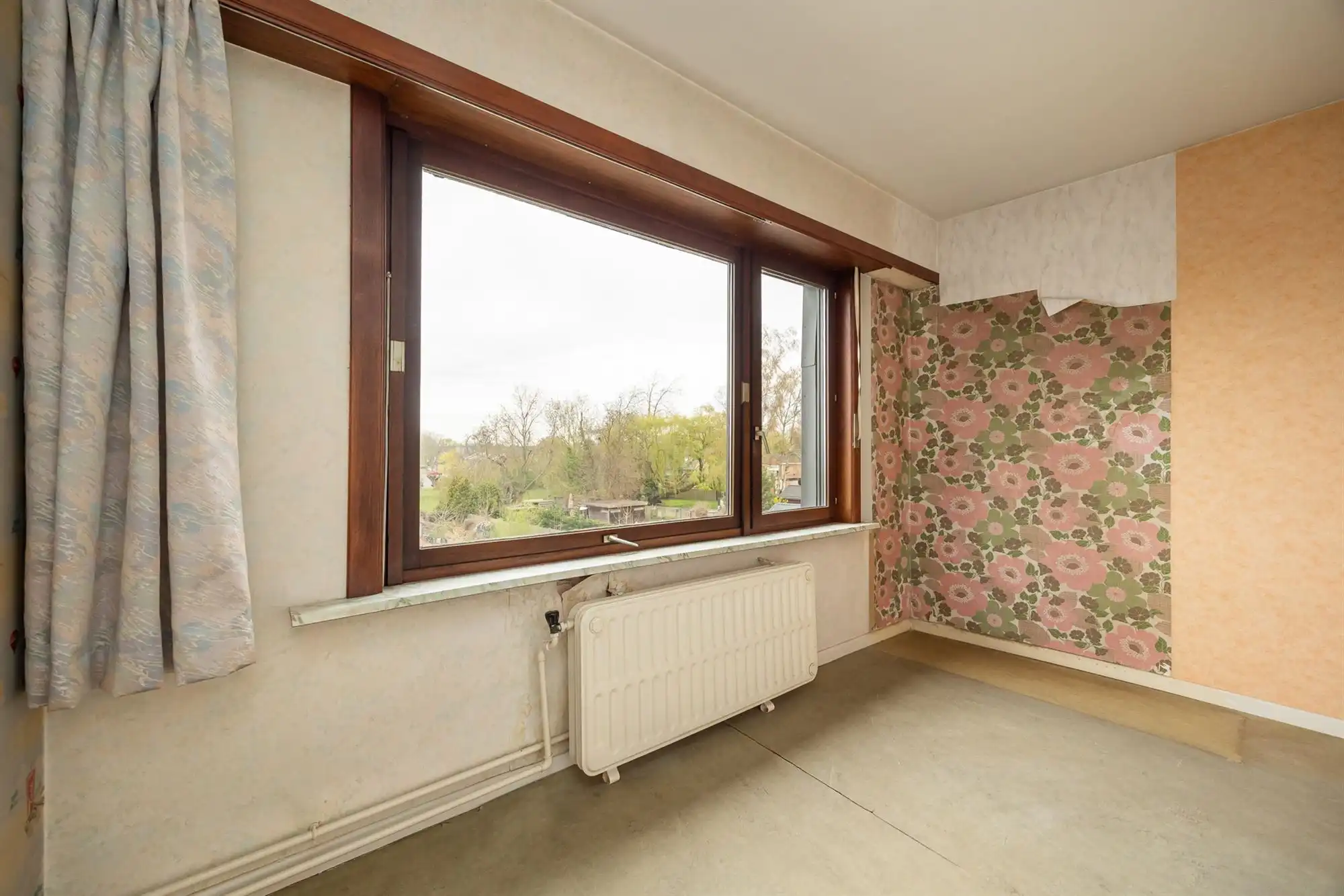 Te renoveren rijwoning met garage en tuin foto 11