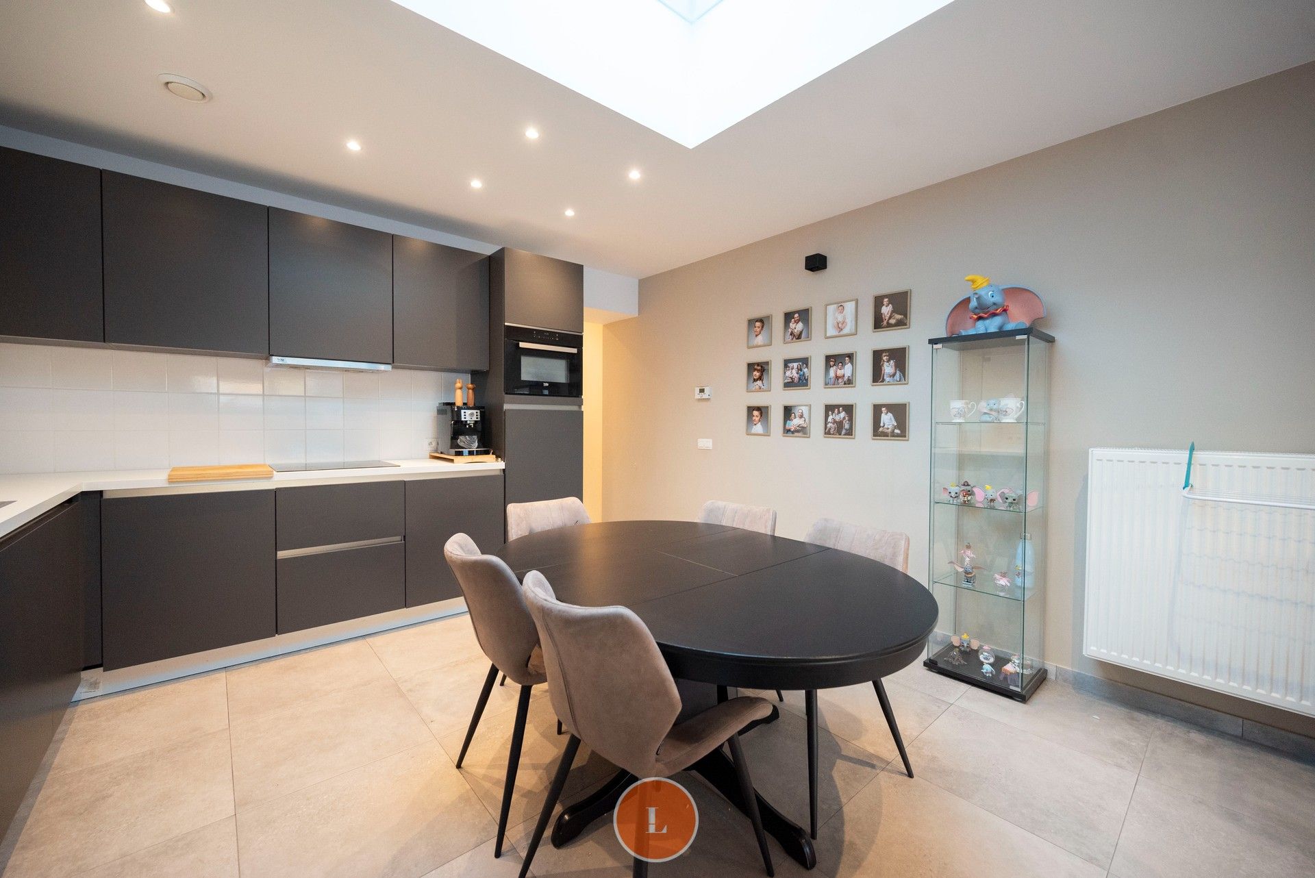 Totaal gerenoveerde gezinswoning met 4 kamers. foto 3