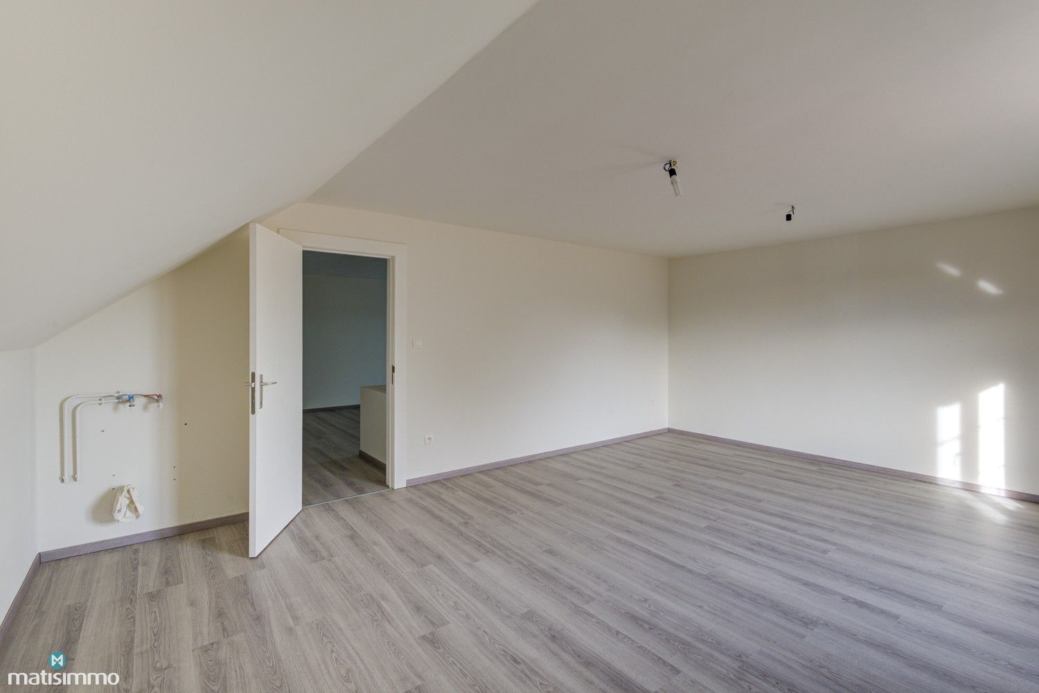 UITZONDERLIJK RUIME WONING MET 5 SLAAPKAMERS EN ONDERHOUDSVRIENDELIJKE TUIN TE MOPERTINGEN foto 27