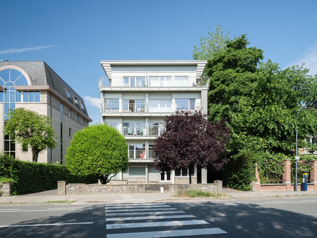 Smaakvol gerenoveerd 2-slaapkamer appartement met garage foto 2