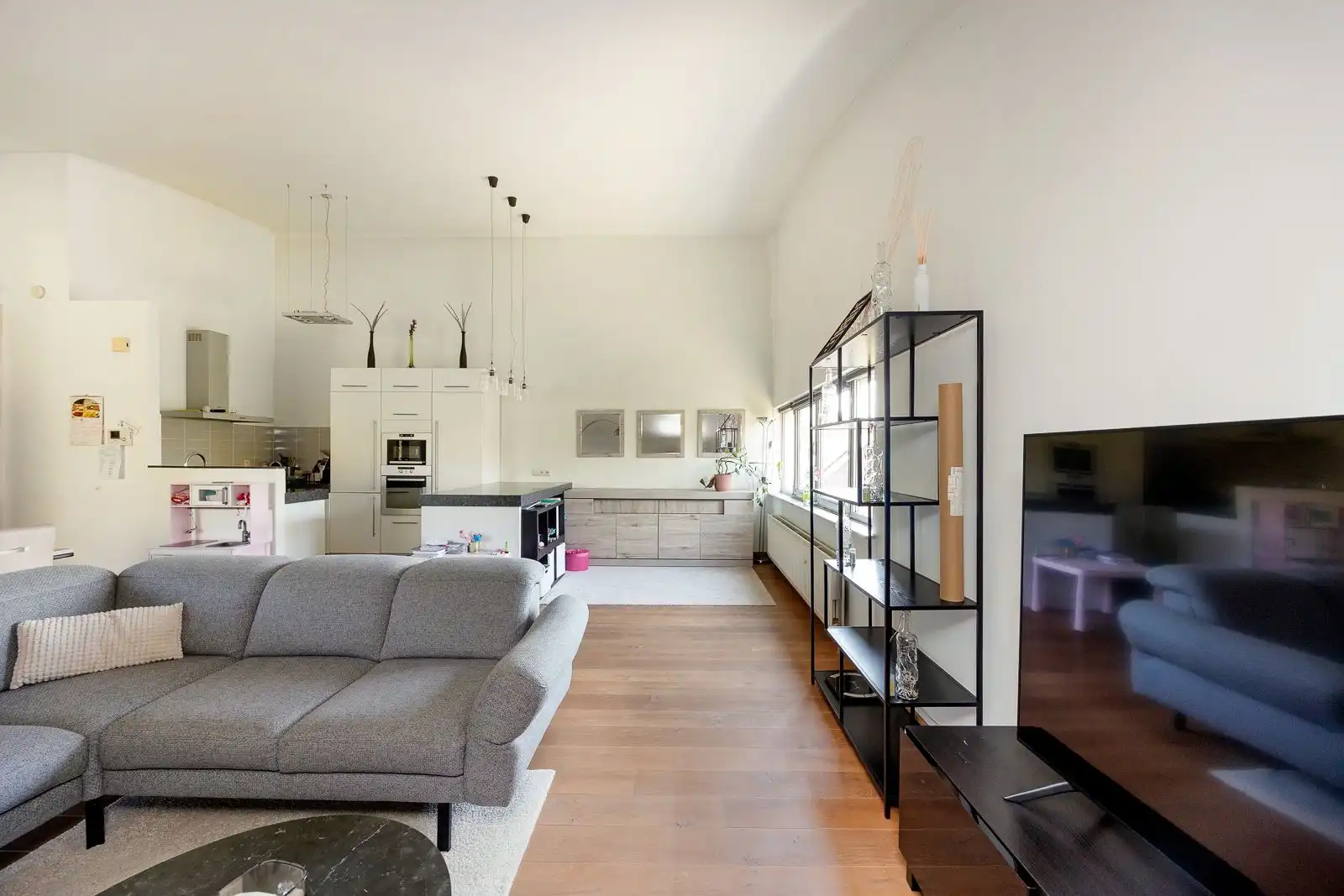 Lichtrijk appartement met terras en 3 staanplaatsen in Brasschaat. foto 3