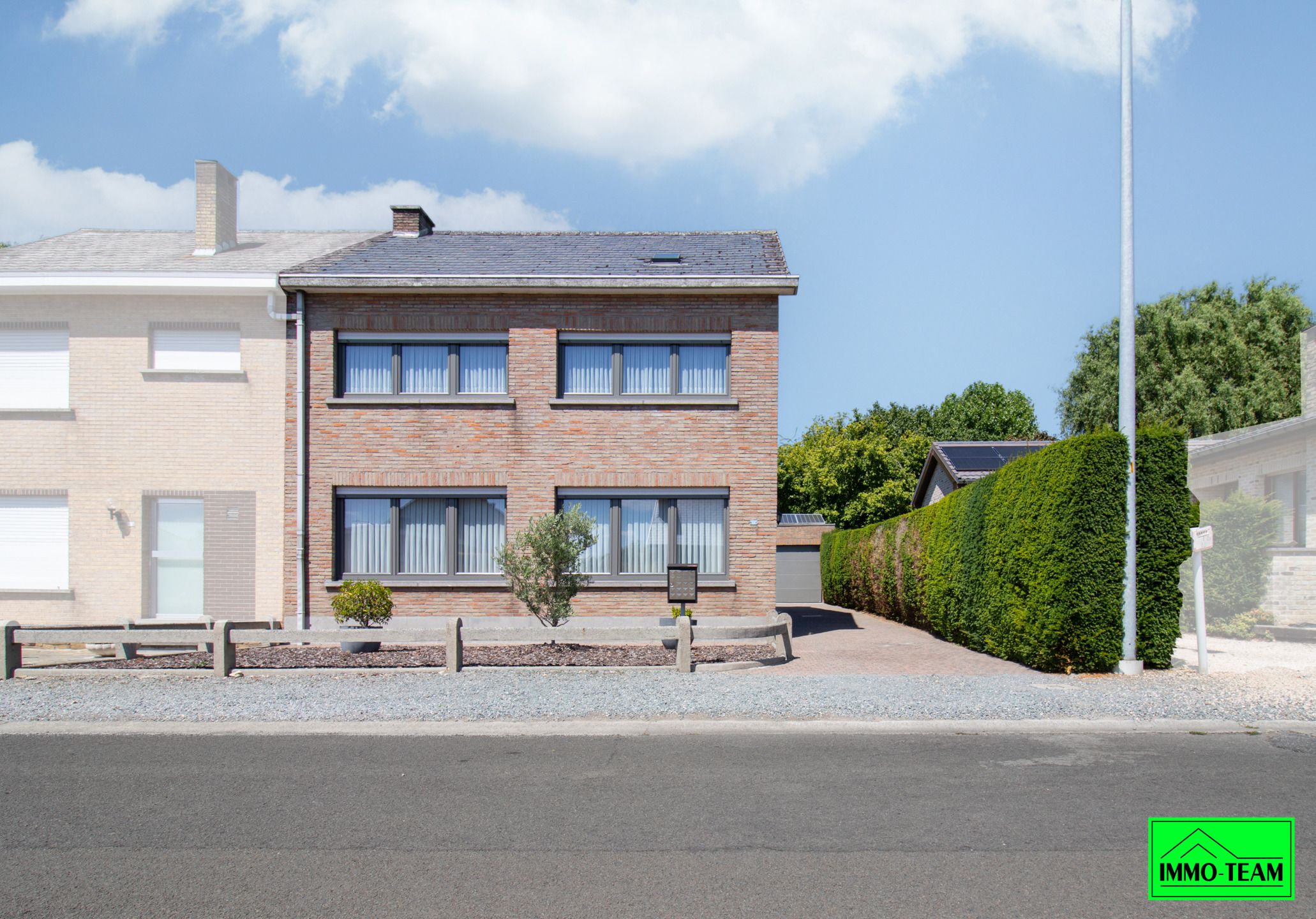 Charmante 3-gevelwoning in rustige woonwijk foto {{pictureIndex}}