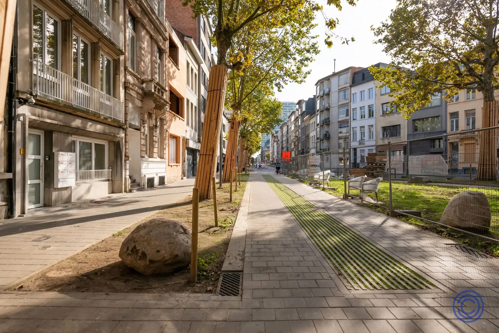 Volledig gerenoveerd appartement met kantoor en groot terras! foto 15