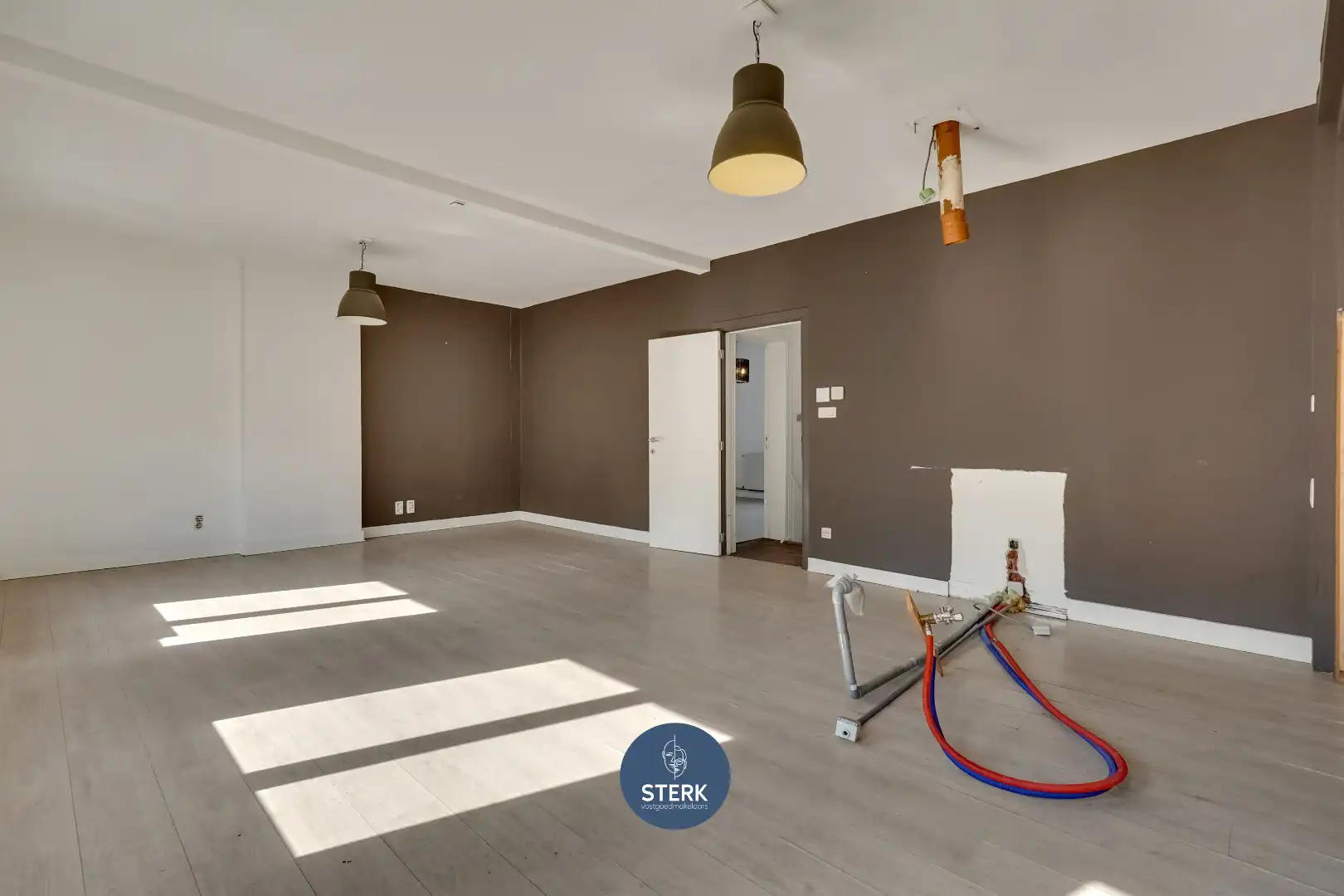 VEELZIJDIGE HANDELSRUIMTE + APPARTEMENT MET RUIME LOODS IN CENTRUM LANAKEN !  foto 17