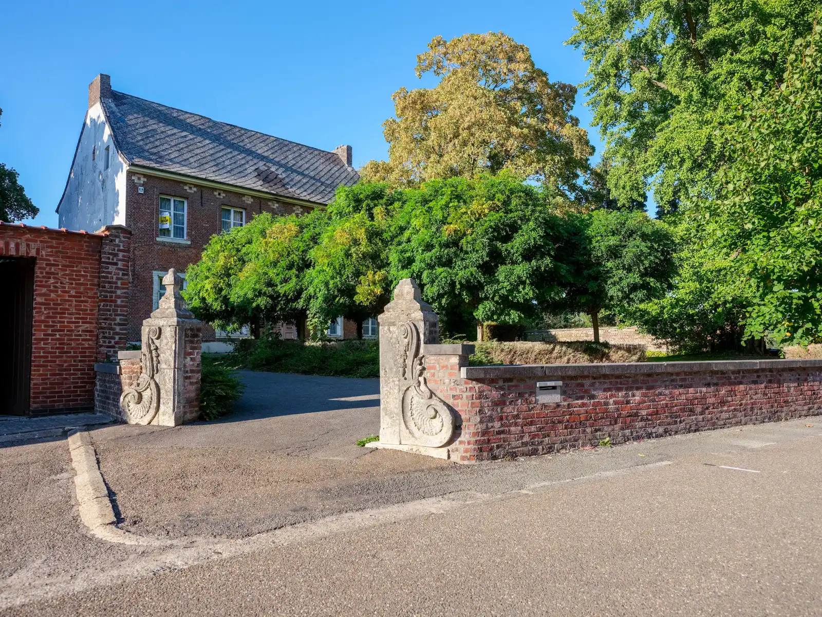 Zeldzame pastorie met monumentale tuin en commerciële potentie foto 4