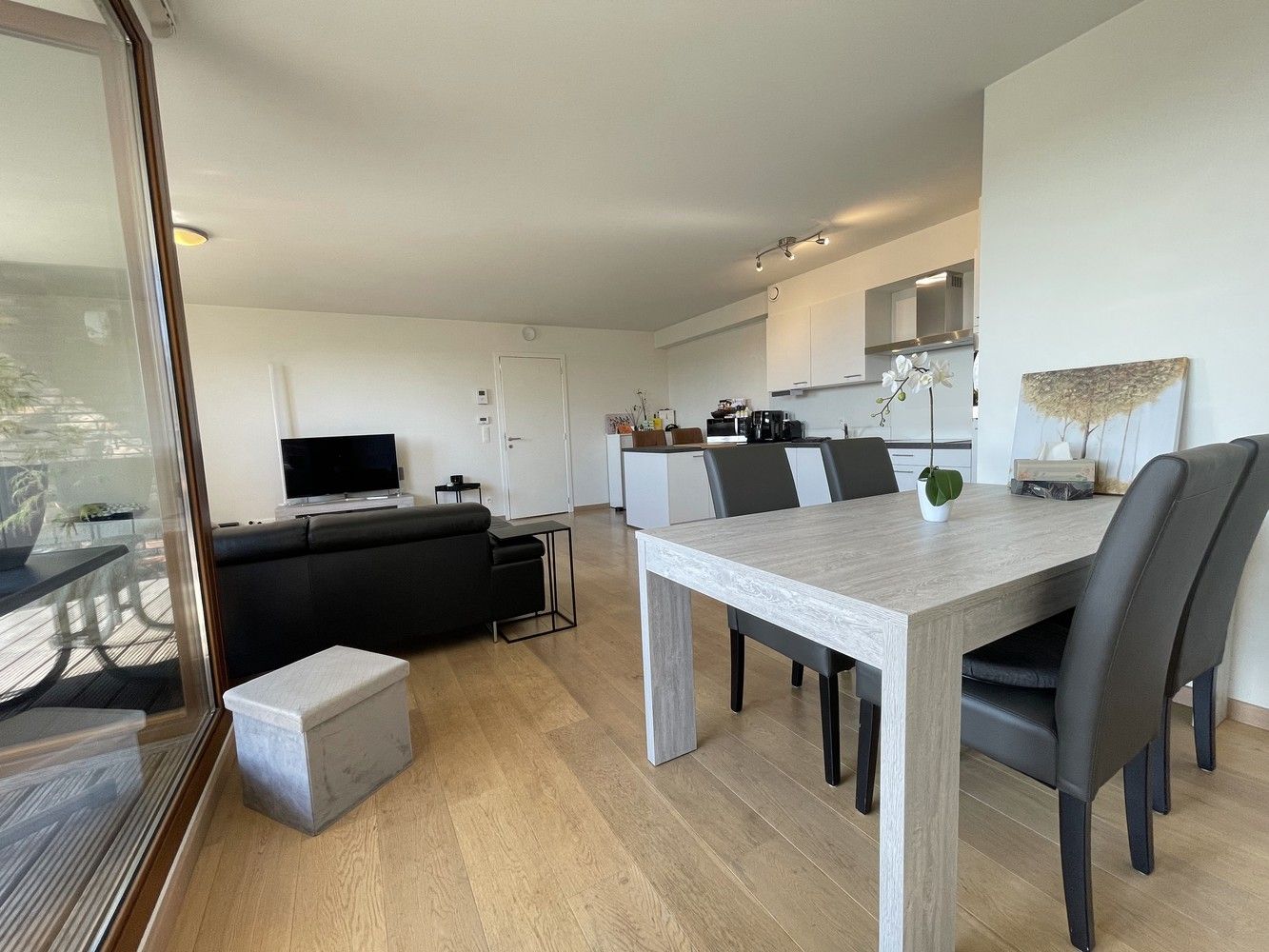 Net appartement met 2 slaapkamers, terras en autostaanplaats foto 7