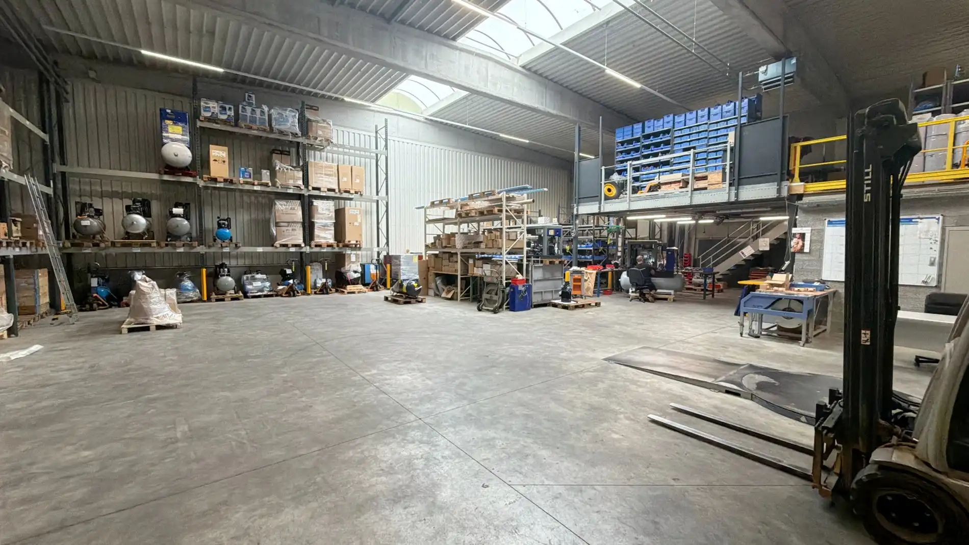 Magazijn met kantoorruimte te huur vlakbij A12 in Schelle foto 2