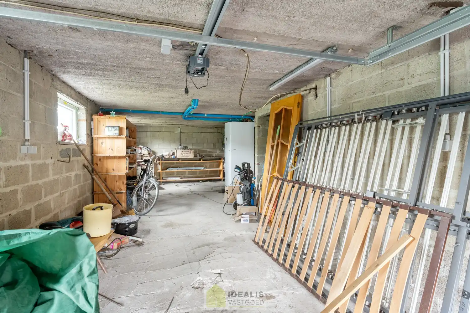 KNAPPE GROTENDEELS GERENOVEERDE EENGEZINSWONING MET EEN HEERLIJK LICHTRIJKE WOONKAMER MET OPEN KEUKEN, AANSLUITEND VERANDA MET ZICHT OP DE ZEER RUIME TUIN (+-2700M²!), 3 SLAAPKAMERS, RUIMTELIJKE BADKAMER VOORZIEN VAN BAD EN INLOOPDOUCHE EN DE WONING IS VOLLEDIG ONDERKELDERD! EEN HEERLIJK RUIME BUNGALOW DIE NOG VOLLEDIG NAAR EIGEN SMAAK AFGEWERKT KAN WORDEN! Een aangename woning met een bewoonbare oppervlakte van +- 205m² op een perceel van +- 26are98ca (2698m²) op een rustige locatie! Tevens is de woning centraal gelegen t.o.v. het centrum van Peer, Meeuwen (Oudsbergen) en Houthalen-Helchteren en kan men vlot gebruik maken van de Noord-Zuidverbinding (A24). foto 23
