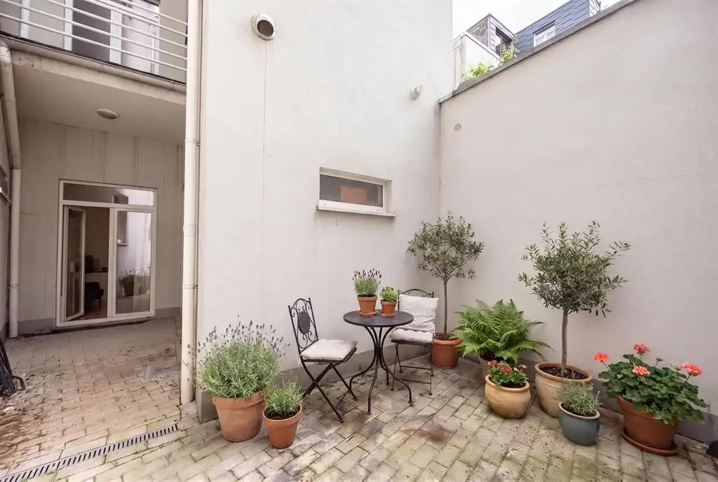 Instapklaar gelijkvloers appartement met stadskoer foto 10
