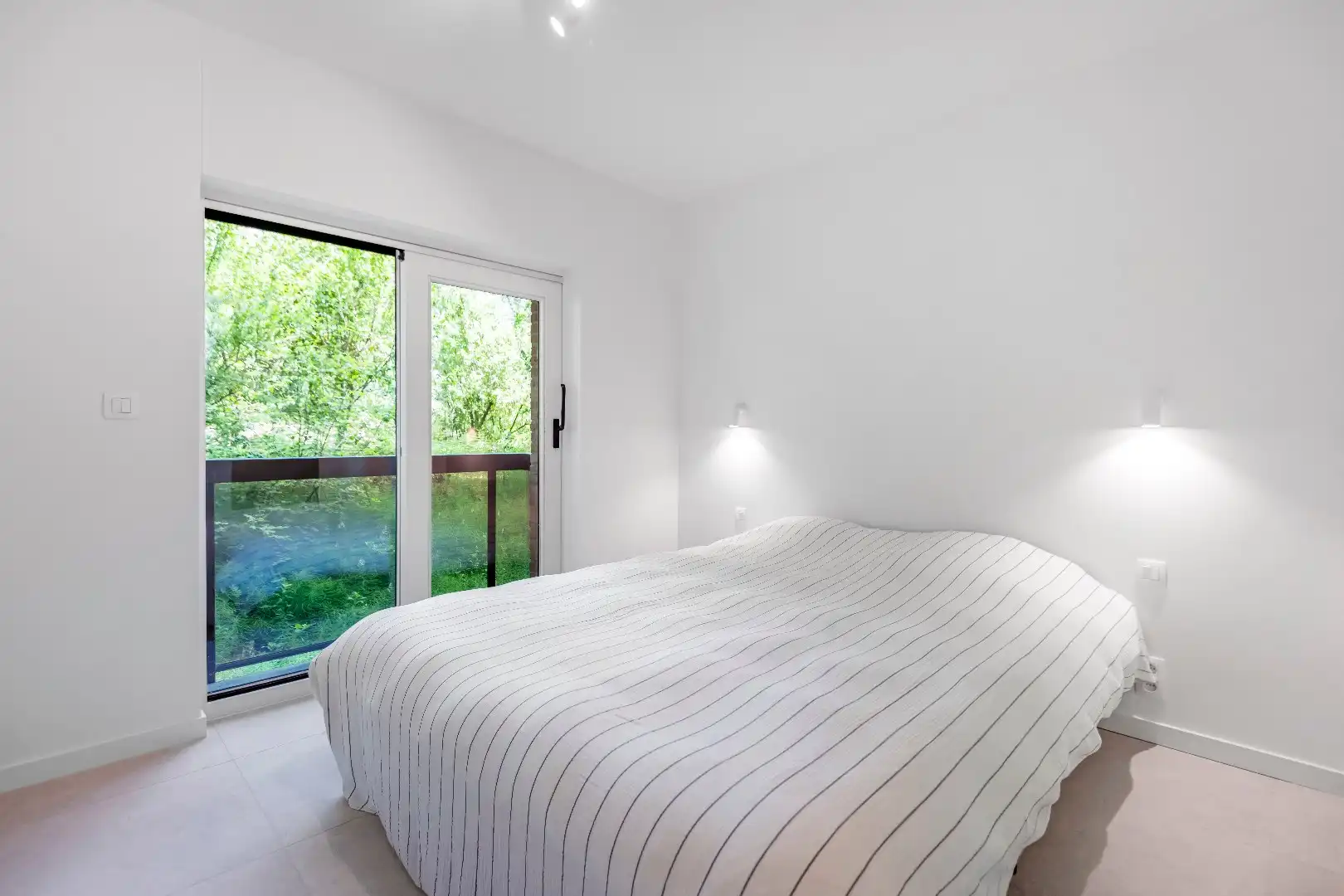 Prachtig gerenoveerd hoekappartement met zuidelijke oriëntatie, te midden van een groene omgeving aan het yzerpark. Parking te koop foto 18