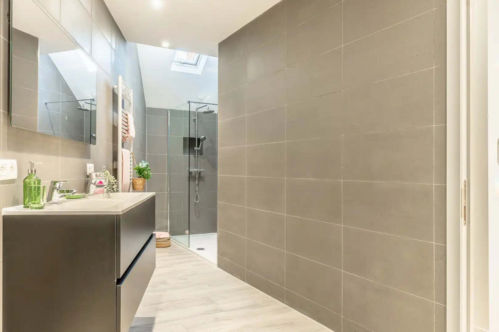 Gerenoveerde  ruime gezinswoning te Burcht. foto 10