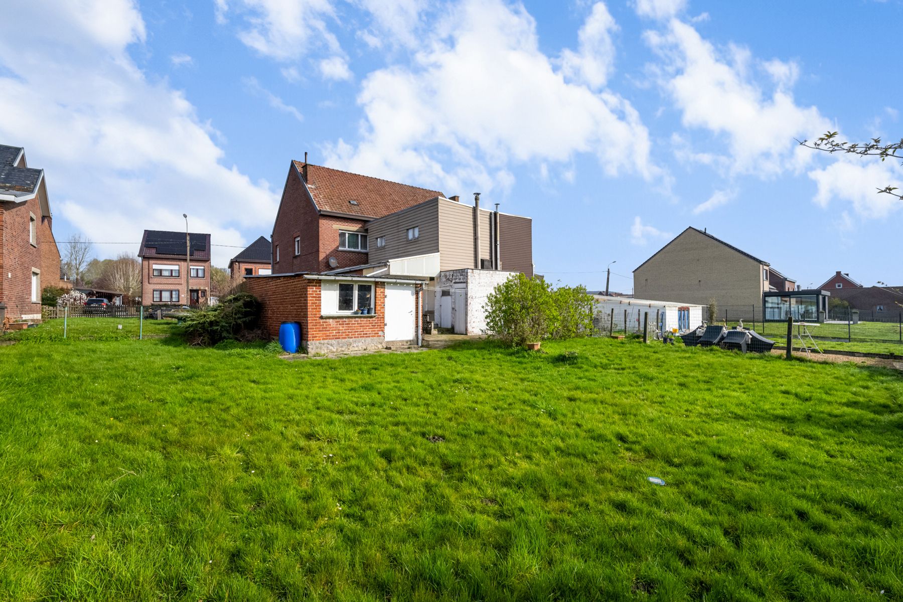 Ruime driegevel woning met garage en tuin foto 2