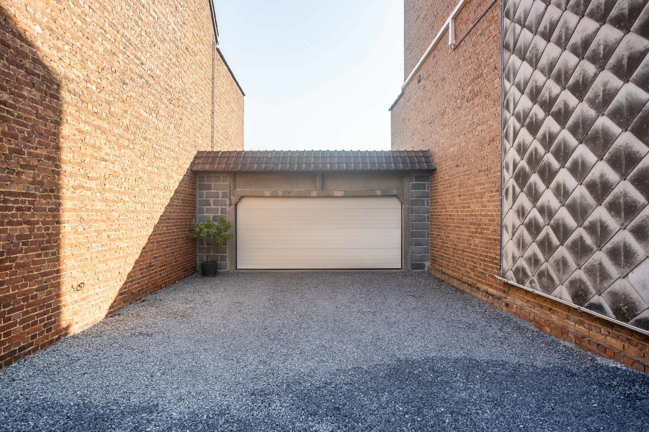 Unieke burgerwoning met tuin en perceel bouwgrond met garage foto 2