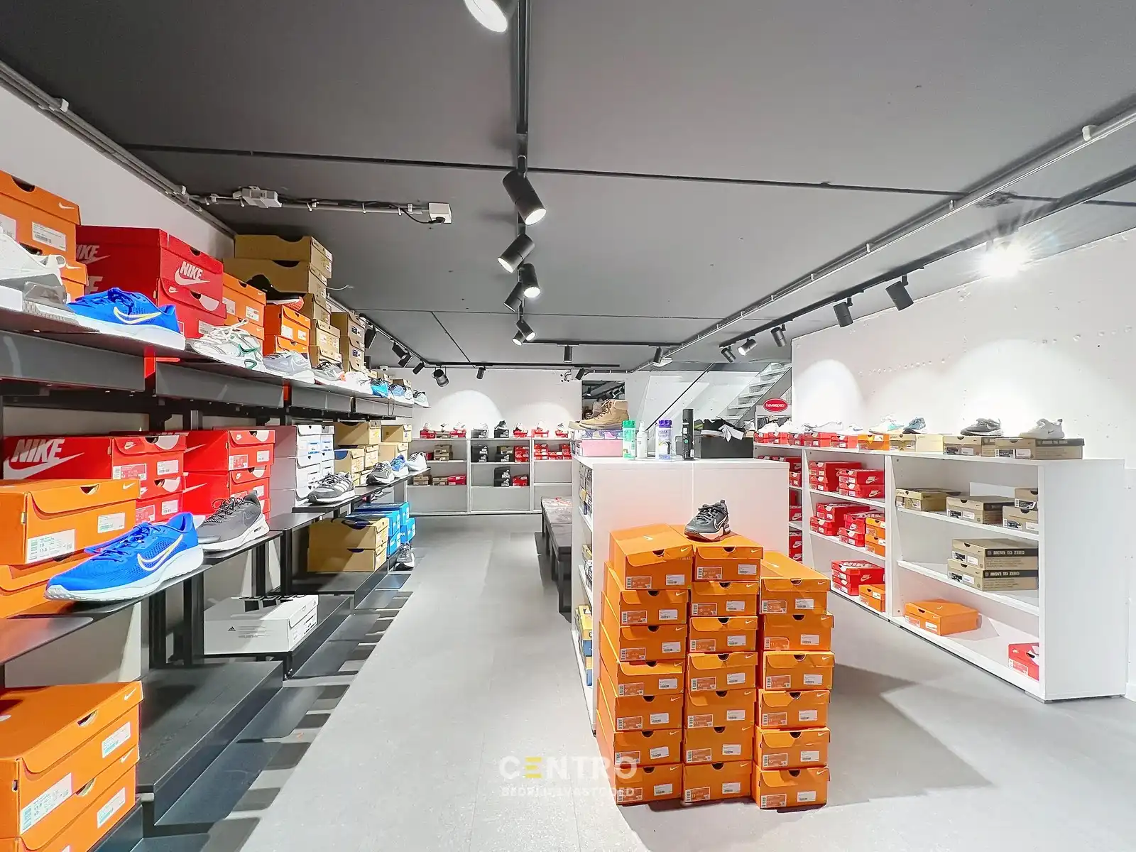 Instapklare commerciële ruimte van ca. 300 m². Uitstekend gelegen met veel passage en zichtbaarheid, ideaal voor retail of showroomconcepten ! foto 18