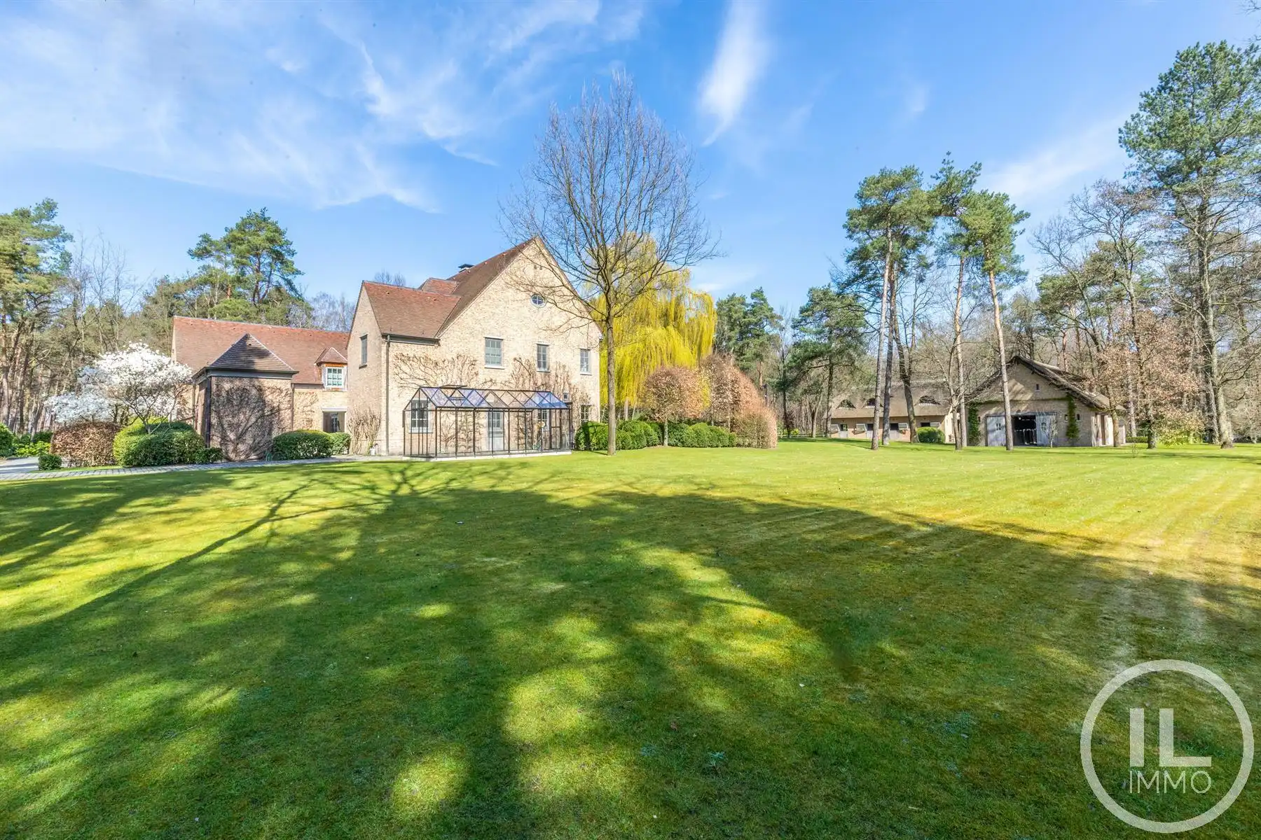 Schitterend domein van 7,7 ha met prachtige villa, zwembad, guesthouse, ruime schuur en uitgebreide paardenfaciliteiten. foto 2