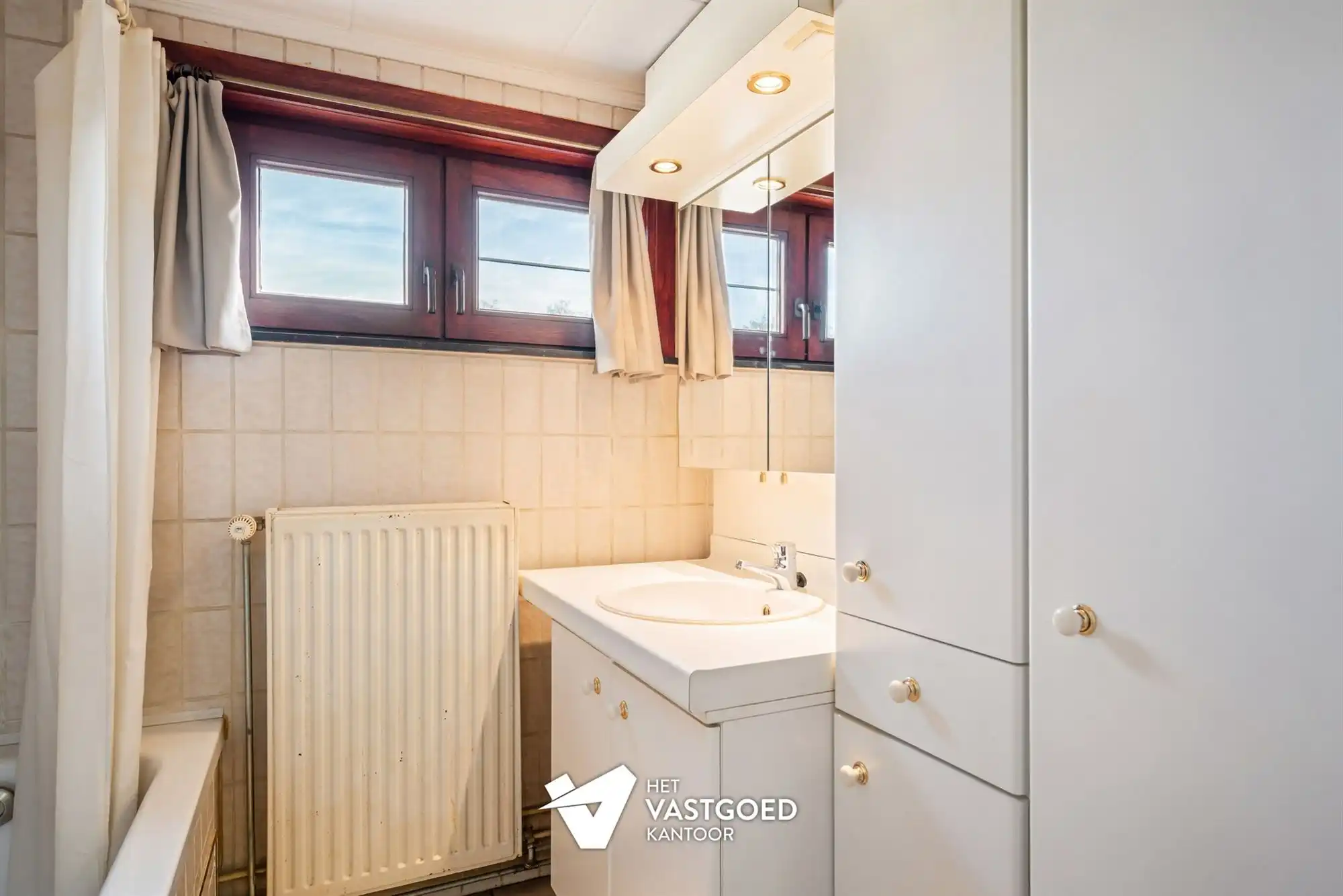 INSTAPKLARE WONING MET LEUKE TUIN EN GARAGE foto 19