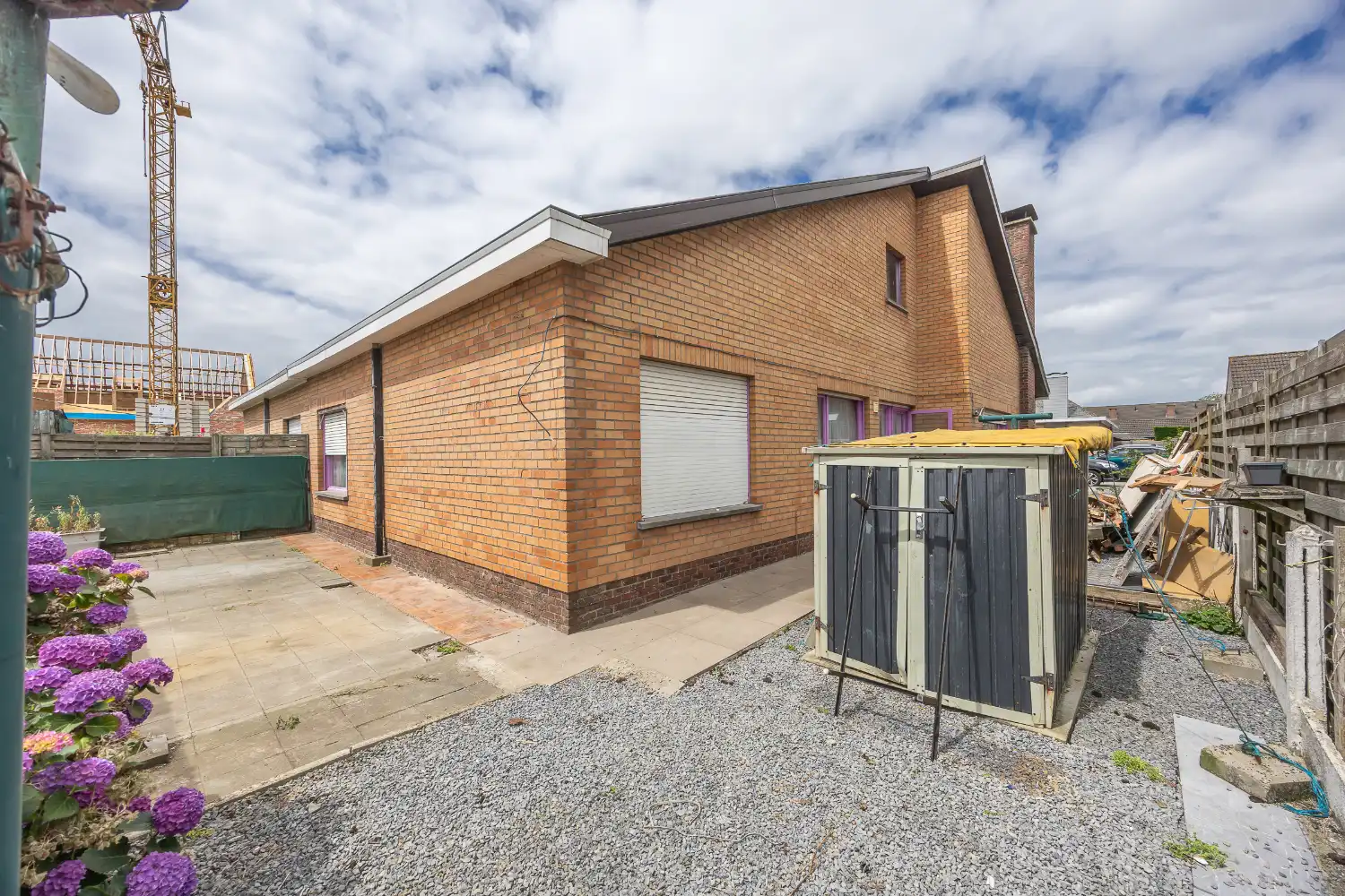 Te renoveren halfopen woning met veel potentieel foto 2