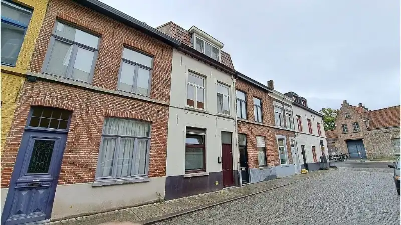 Gerenoveerd gelijkvloers appartement met ruim STADSTERRAS te huur in Brugge foto {{pictureIndex}}