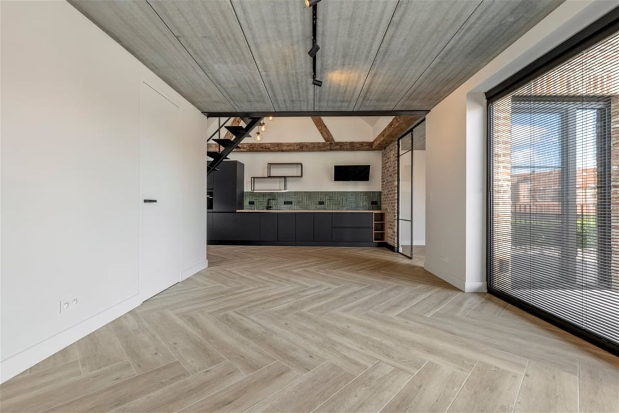 PRACHTIG GERENOVEERD APPARTEMENT MET 2 TERRASSEN TE HUUR MIDDENIN HET CENTRUM VAN SINT-TRUIDEN  foto 2