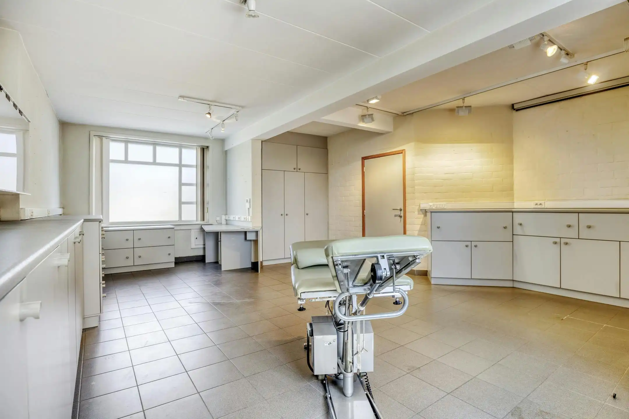 Ruime woning met 5 slaapkamers, tuin en garage te Lo-Reninge. foto 12