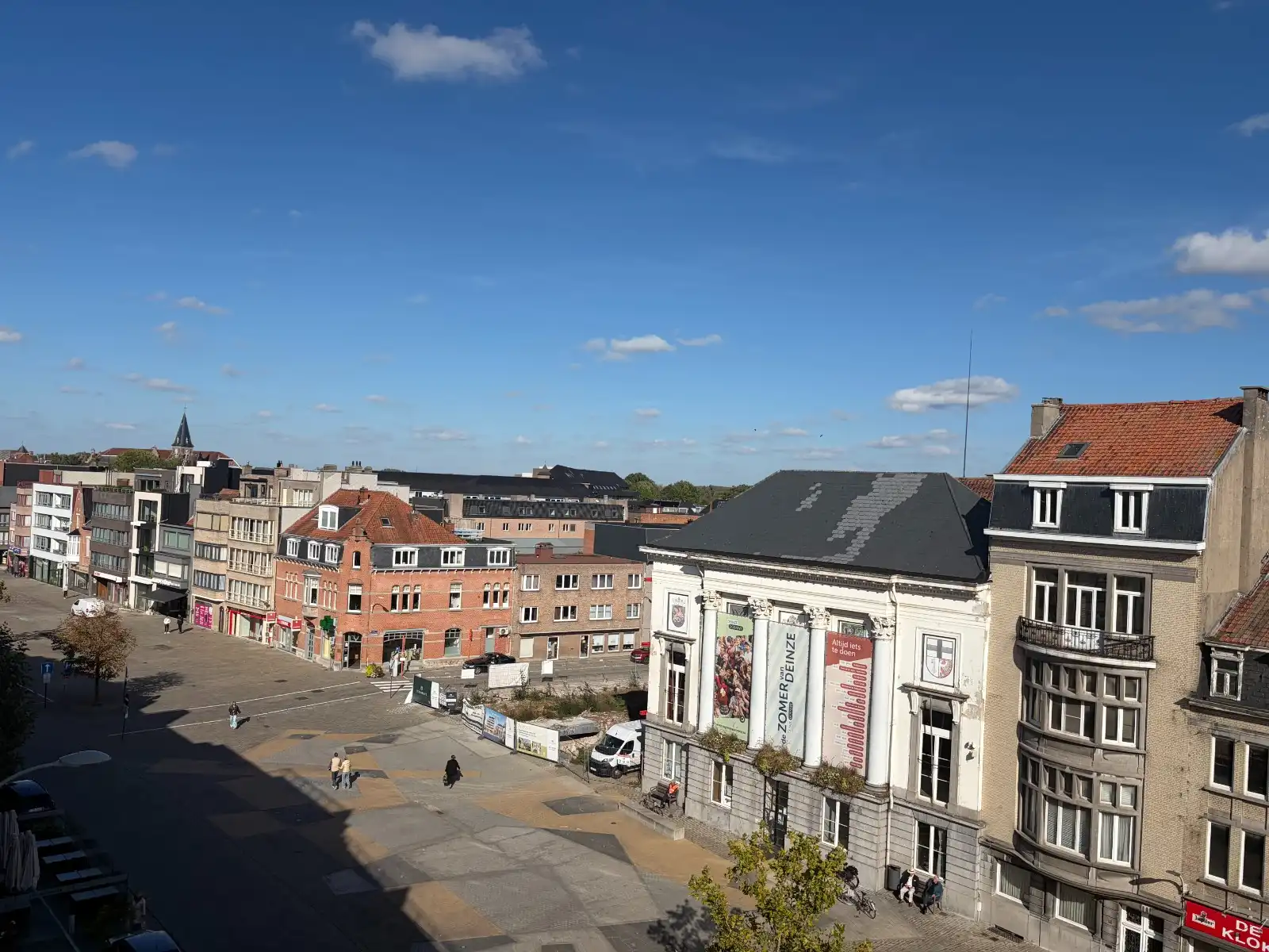 UNIEK DUPLEXAPPARTEMENT MET 2 RUIME TERRASSEN, AUTOSTAANPLAATS EN PRACHTIG UITZICHT OP DE MARKT VAN DEINZE! foto 2