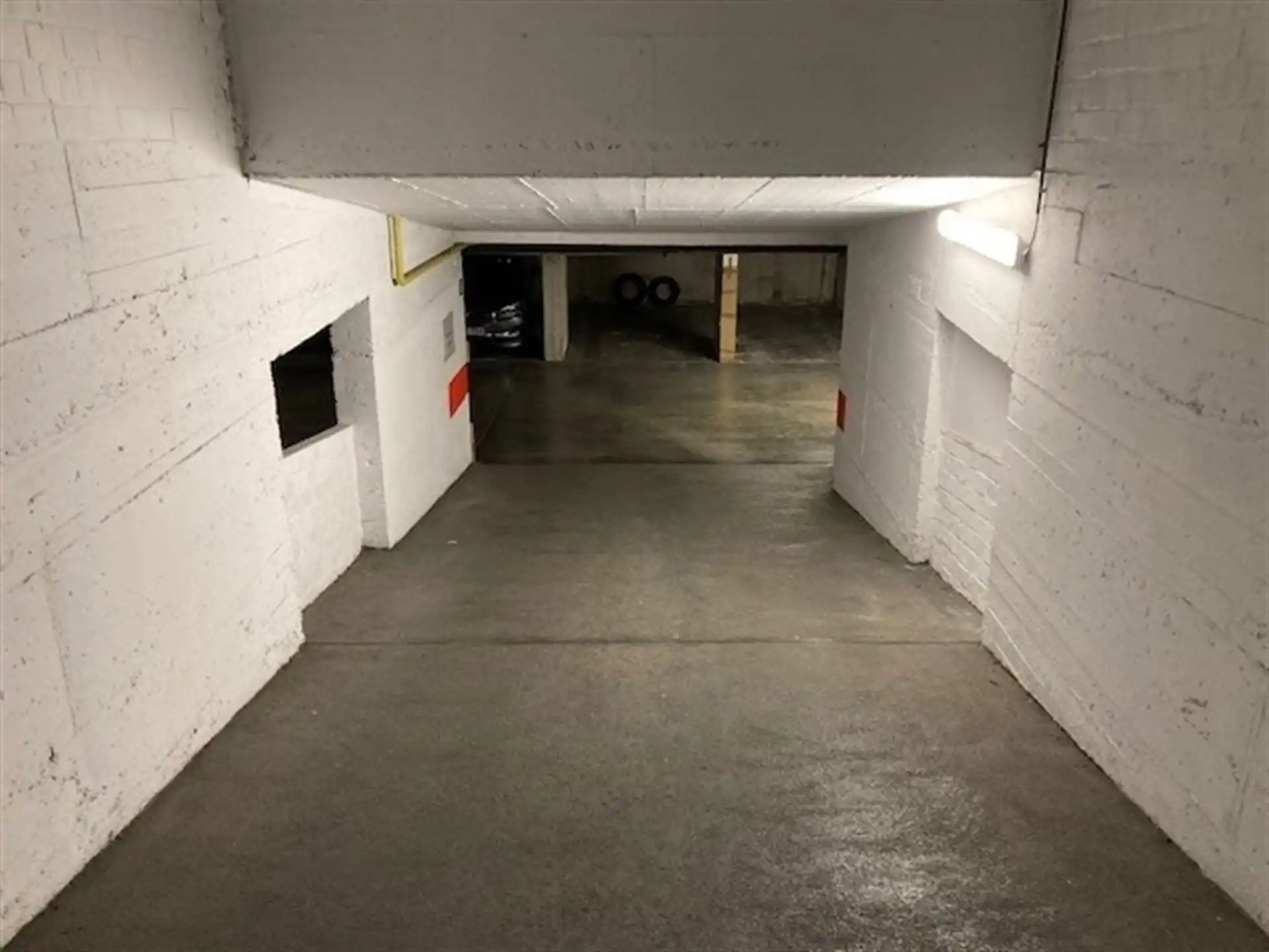 Binnenstaanplaats nabij de Europese Commissie foto 4