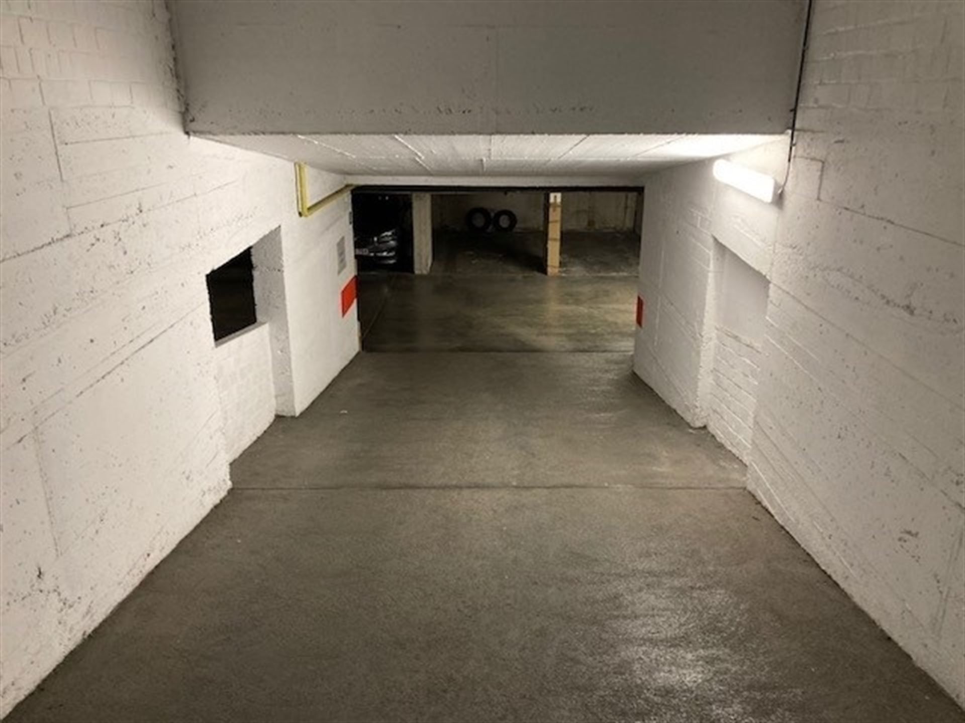 Binnenstaanplaats nabij de Europese Commissie foto 4