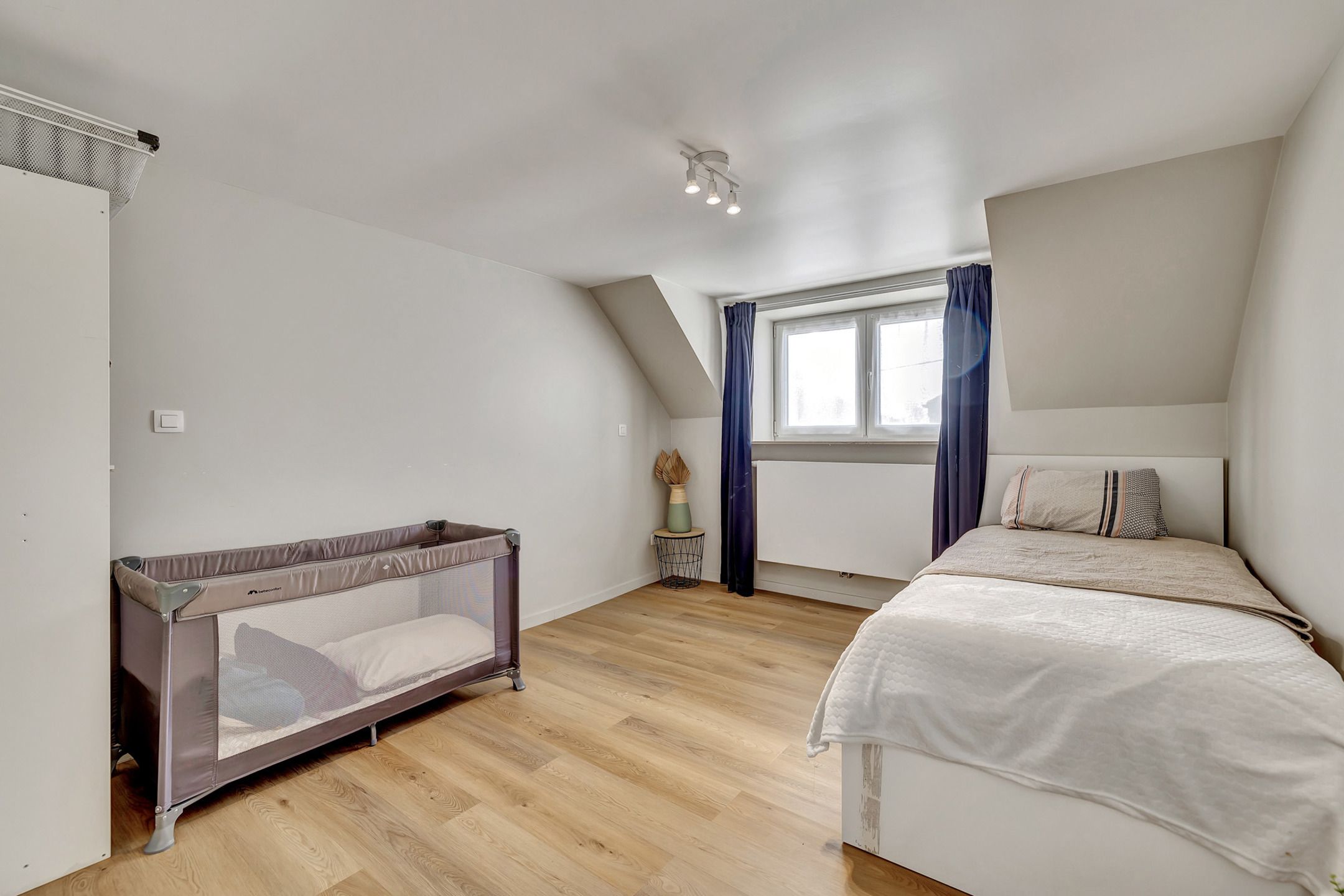 Instapklare woning met ruime tuin en garage foto 14